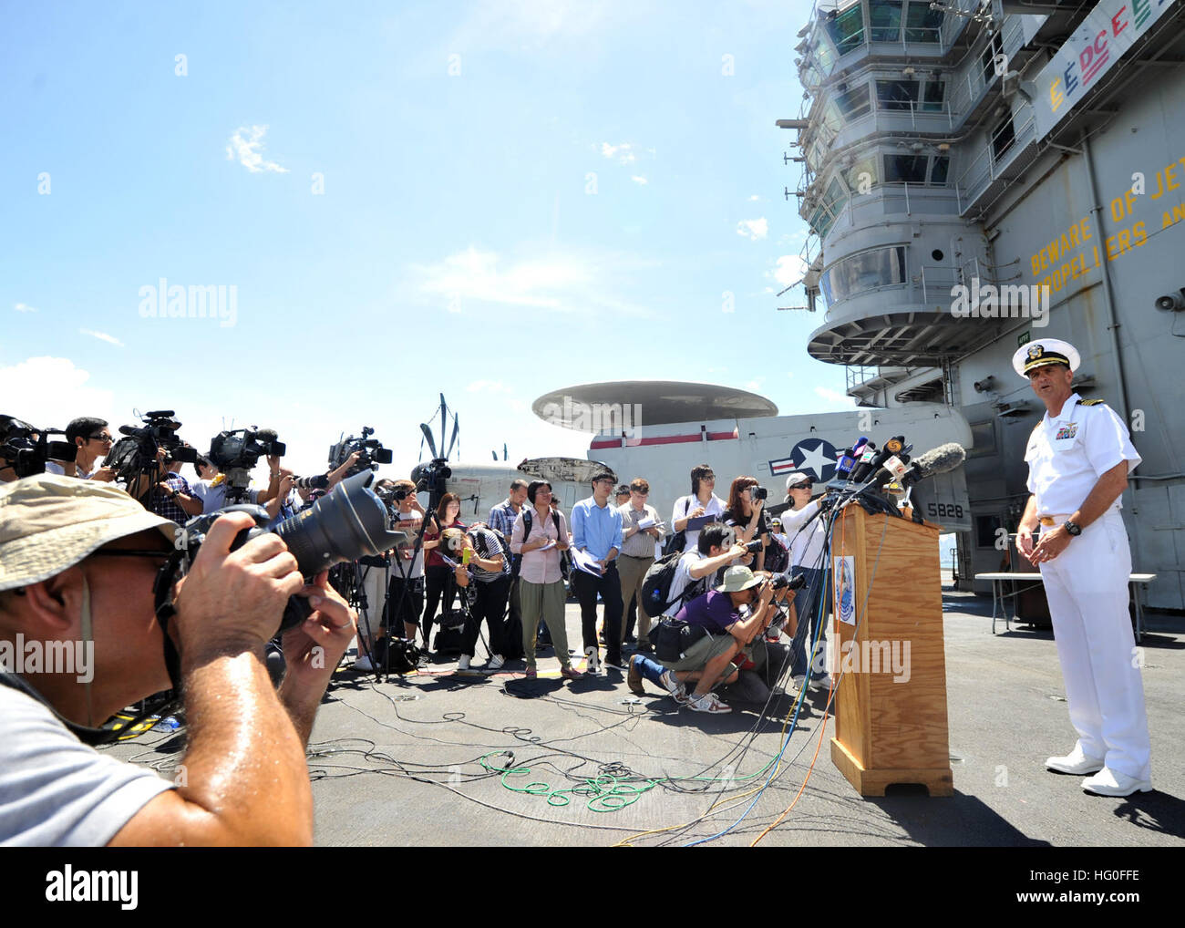 120710-N-OS575-196. HONG KONG (10. Juli 2012) Captain David A. Lausman, befehlshabender Offizier an Bord des Flugzeugträgers USS George Washington (CVN-73), spricht mit mehr als 50 lokale und internationale Journalisten während einer Pressekonferenz auf dem Schiff??? s-Cockpit nach seiner Ankunft in Hong Kong. Hong Kong ist der zweite Hafen-Besuch für die Flugzeugträger, da er abgereist Flotte Aktivitäten Yokosuka am 26. Mai seine Patrouille 2012 beginnen. George Washington und seine eingeschifften Geschwader Carrier Air Wing (CVW) 5, bieten eine kampfbereit Kraft, die schützt und verteidigt die maritime Gesamtinteresse des th Stockfoto