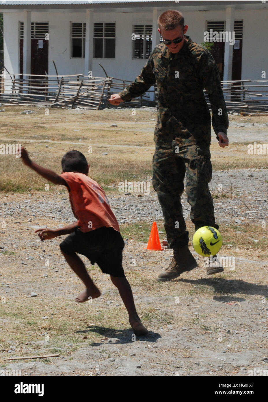 121014-N-BB534-528 MANATUTU, Timor-Leste (14. Oktober 2012) CPL William Watson, der 15. Marine Expeditionary Unit zugeordnet (15. MEU) spielt Fußball mit einem Kind an der Escola Wasco La Gama tagsüber eine Gemeinschaft Service von amphibischen Transportschiff Dock USS Green Bay (LPD 20) gehalten. Green Bay ist derzeit ausüben Crocodilo 2012, eine multilaterale Übung beteiligt, die Partnerschaft durch gemeinnützige Arbeit und Ausbildung mit dem Timor-Leste Defense Force (F-FDTL) fördert. (U.S. Navy Photo by Massenkommunikation Spezialist 1. Klasse (SW/AW) Elizabeth Merriam) USS Green Bay Zivildienst in Stockfoto