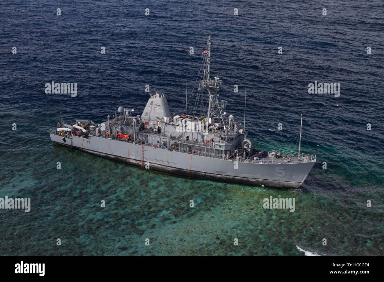130122-N-ZZ999-061 SULUSEE, Philippinen (22. Januar 2013) USS Guardian (MCM 5) sitzt auf Grund am Tubbataha Reef.  Operationen, das Schiff sicher zu erholen, bei gleichzeitiger Minimierung der Auswirkungen auf die Umwelt werden in enger Zusammenarbeit mit Alliierten Philippinen Küstenwache und Marine durchgeführt.  (Foto: U.S. Navy Aircrewman taktische Hubschrauber 3. Klasse Geoffrey TrudellReleased) USS Guardian im Januar 2013 Stockfoto