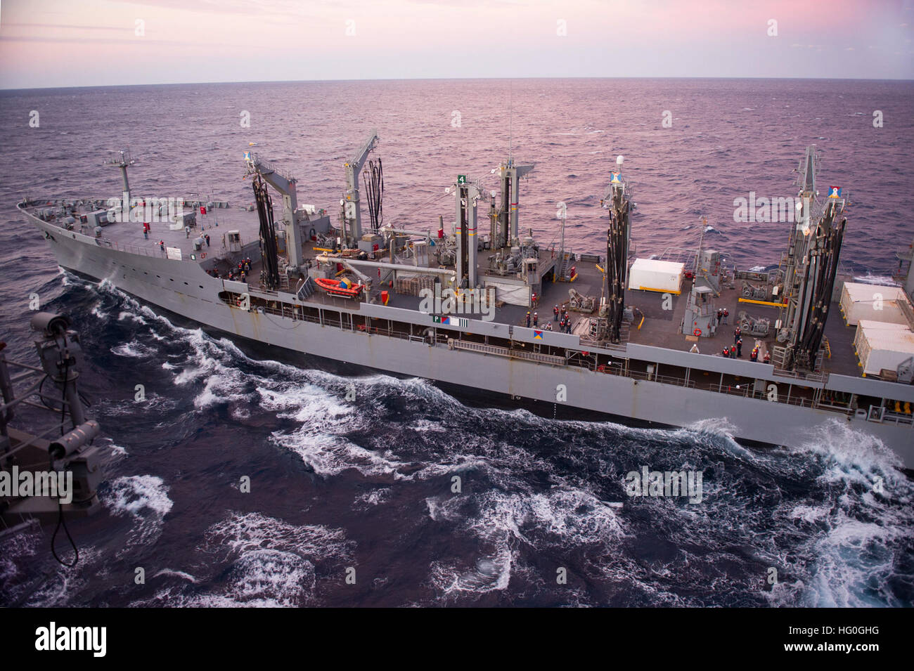 Atlantik (1. Februar 2013) zieht der Flugzeugträger USS Harry S. Truman (CVN-75) neben den Military Sealift Command Flotte Nachschub Öler USNS Kanawha (T-AO 196), Nachschub auf See durchzuführen. Truman führt ein Composite training Einheit Übung in Vorbereitung auf die bevorstehende Stationierung im Gange. (Foto: U.S. Navy Mass Communication Specialist 3. Klasse Adam R. Brock/freigegeben) 130201-N-LH273-004 beitreten das Gespräch http://www.facebook.com/USNavy http://www.twitter.com/USNavy http://navylive.dodlive.mil USS Kanawha neben USS Harry S. Truman. (8448064458) Stockfoto