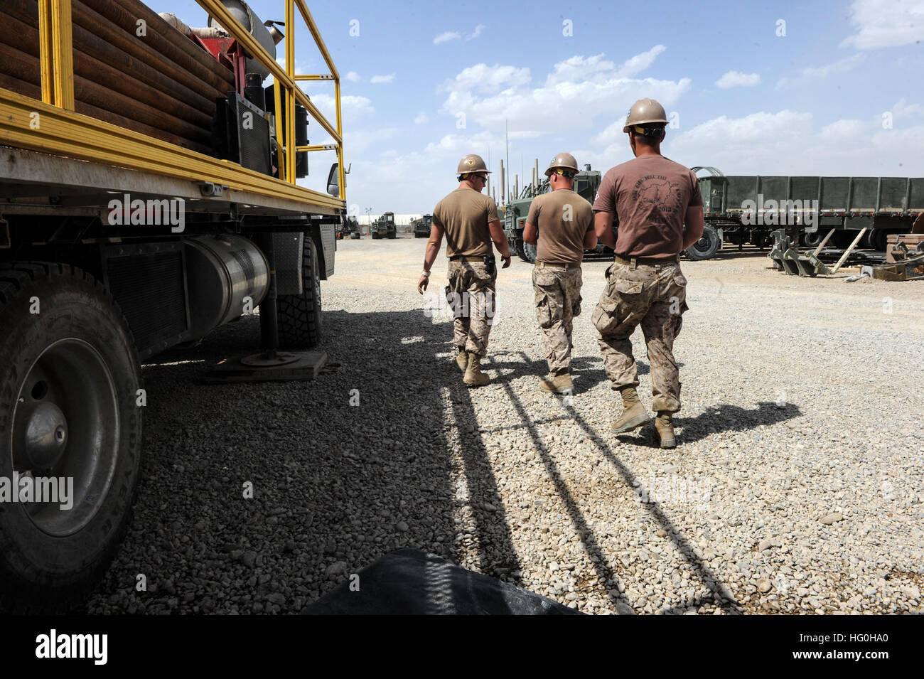 Seabees zugewiesen Naval Mobile Bau-Bataillon 15, teilnehmen in Wasser gut training. NMCB 15 wird derzeit zur Unterstützung der Operation Enduring Freedom mobilisiert und ist ein Expeditionskorps Element der US Naval Forces, die verschiedenen Einheiten weltweit durch nationale Kraft Bereitschaft, hoch-und Tiefbau, humanitäre Hilfe und Gebäude und Infrastruktur unterstützen. (Foto: U.S. Navy Mass Communication Specialist 2. Klasse Daniel Garas) Wasser gut training 130427-N-OV434-268 Stockfoto