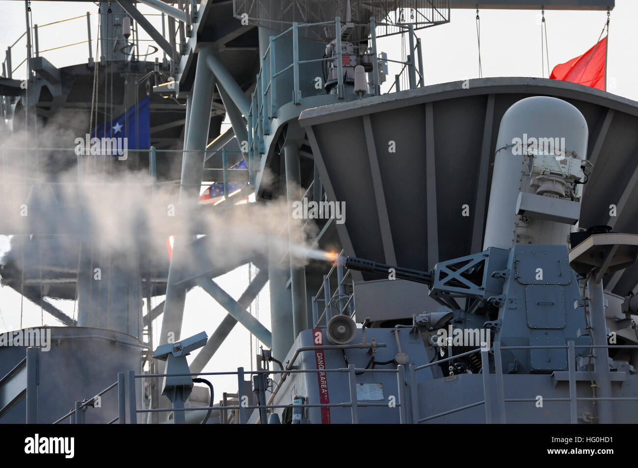 EAST CHINA SEA (13. Mai 2013) A Phalanx Nähe in Waffensystem (CIWS) wird während eines Tests an Bord Verteidigungssysteme vorwärts bereitgestellt amphibischer Angriff Schiff USS Bonhomme Richard (LHD-6) ausgelöst. Bonhomme Richard erlebt ihr Board of Inspection und Umfrage (Mission).  (Foto: U.S. Navy Mass Communication Specialist 3. Klasse Michael Achterling/freigegeben) 130513-N-BJ178-157 Join das Gespräch http://www.facebook.com/USNavy http://www.twitter.com/USNavy http://navylive.dodlive.mil http://pinterest.com http://plus.google.com USS Bonhomme Richard feuert eine CIWS. (8744199459) Stockfoto