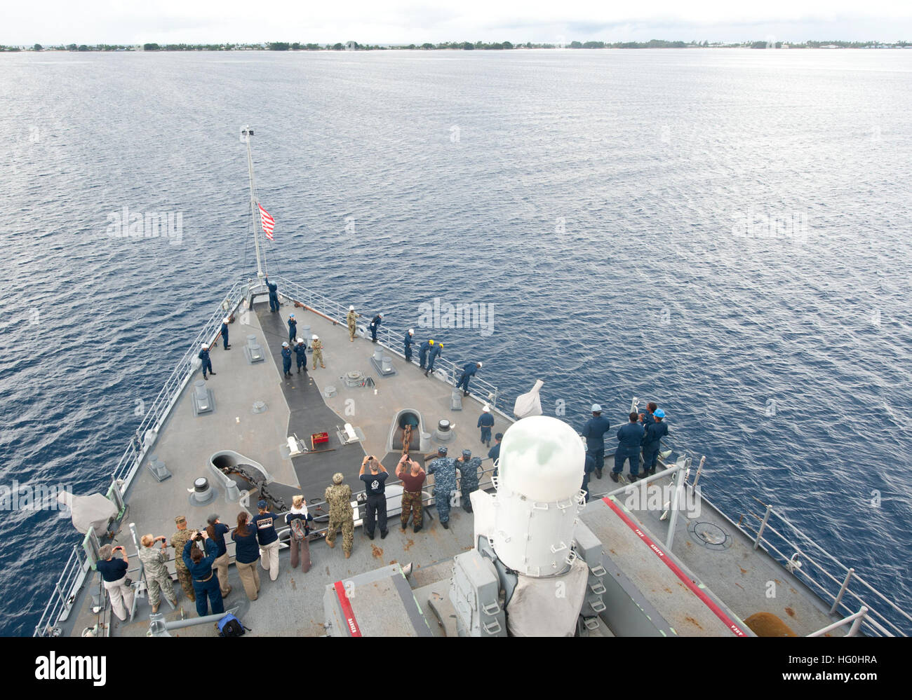 MAJURO, Marshallinseln (3. Juli 2013) Andocken der amphibischen Landung Schiff USS Pearl Harbor (LSD-52) kommt in der Republik der Marshall Islands, Pacific Partnership 2013 Operationen durchzuführen. Pazifische Partnerschaft Teilnehmer aus Australien, Kanada, Kolumbien, Frankreich, Japan, Malaysia, Singapur, Südkorea und Neuseeland arbeiten mit Gastländern, Katastrophenschutz Bereitschaft in der Indo-Asien-Pazifik-Region zu stärken. (Foto: U.S. Navy Mass Communication Specialist 2. Klasse Tim D. Godbee/freigegeben) 130703-N-SK590-008 beitreten das Gespräch http://www.navy.mil/viewGallery.asp http://www. Stockfoto