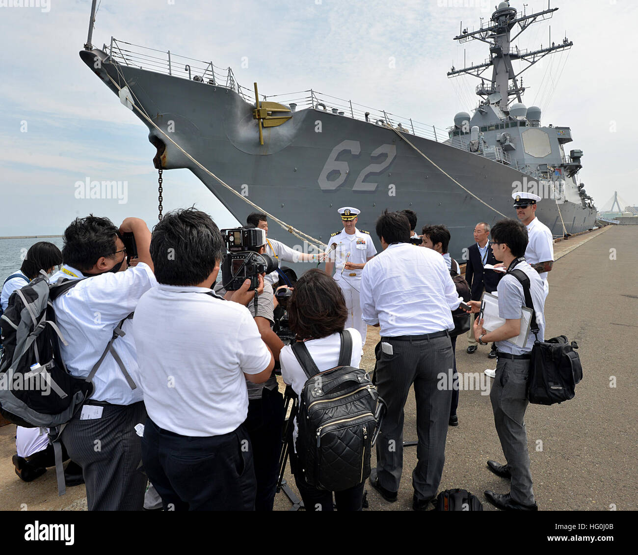 Commander Jonathan Schmitz, Kommandant der USS Fitzgerald (DDG-62), beantwortet Fragen von Mitgliedern der japanischen Medien nach der Ankunft in Aomori, Japan, für einen Besuch des Hafens, 5. August 2013.  Während im Hafen, werden Fitzgerald Segler an Nebuta Festivals Paraden teilnehmen, die lokale Kultur zu erleben und bieten Unterstützung in einem nahegelegenen Waisenhaus.  (Foto: U.S. Navy Senior Chief Masse Kommunikation Spezialist Daniel Sanford/freigegeben) USS Fitzgerald kommt in Nordjapan 130805-N-ZI955-212 Stockfoto