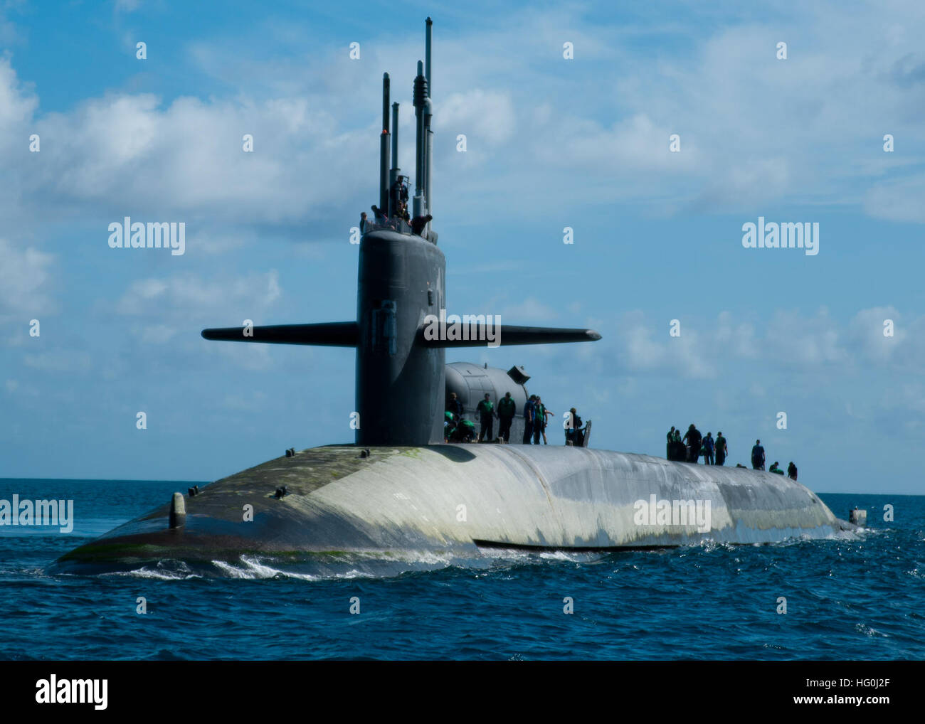 US-Seeleute an Bord der geführte Raketen-u-Boot USS Georgia (SSGN-729) darauf vorbereiten, in den Hafen zum Austausch von Personal während einer geplanten Deploymentin Diego Garcia, 13. August 2013 ziehen. (Foto: U.S. Navy Masse Kommunikation Spezialist Seemann Caine Storino/freigegeben) USS Georgia 130813-N-ZZ999-413 Stockfoto