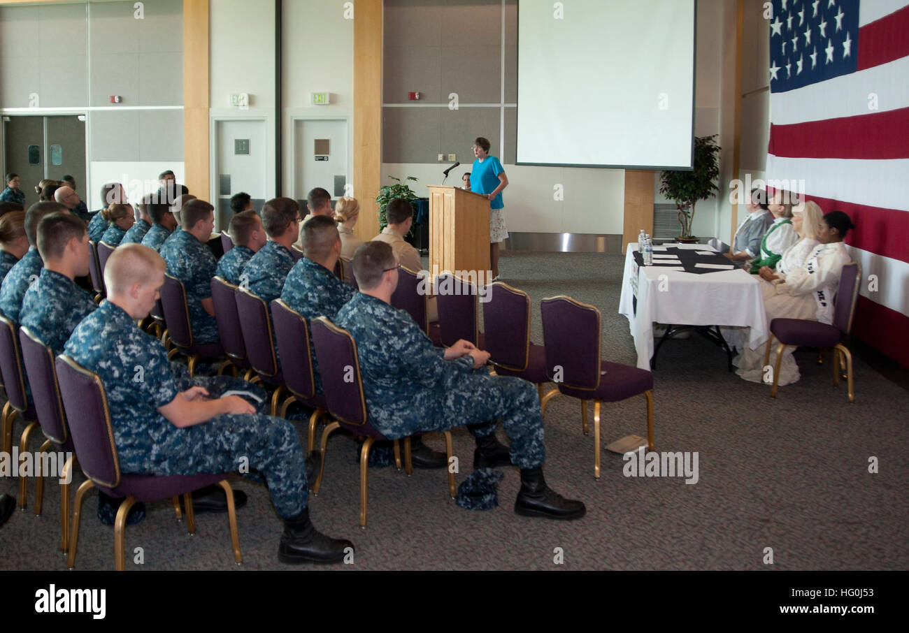 EVERETT, Washington (26. August 2013) Judith Prince, Präsident des Zweiges Everett von der American Association of University Women, spricht mit Matrosen und DoD Zivilisten während der Frauen Gleichheit Day Feier auf der Naval Station Everett (NSE). Die Feier wurde zum Gedenken an die großen Fortschritte, die das Land und die Marine nahm an die Gleichstellung von Frauen bedeutet. Heute, 54.537 Frauen in der Marine, bestehend aus 17 Prozent der Kraft, und fast 50.000 Frauen servieren über die Marine in eine Vielzahl von Spezialitäten wie zivile Mitarbeiter. (Foto: U.S. Navy Mass Communication Specialist 2. Klasse Jeffry A. Stockfoto