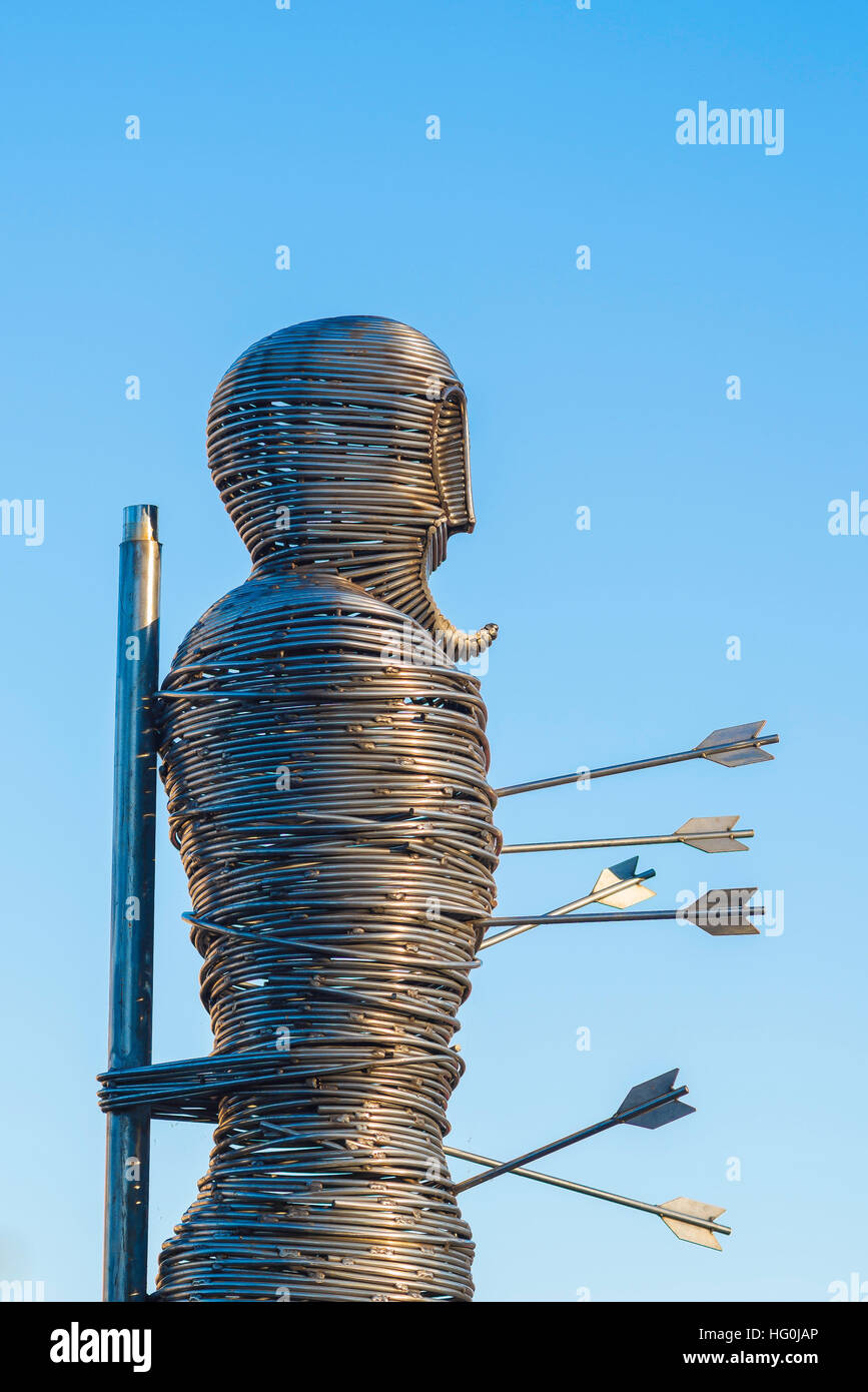 Bury St Edmunds, Ansicht einer von Emmanuel O'Brien entworfenen Edelstahlskulptur von St Edmund in Risbygate, Bury St Edmunds, Suffolk. Stockfoto