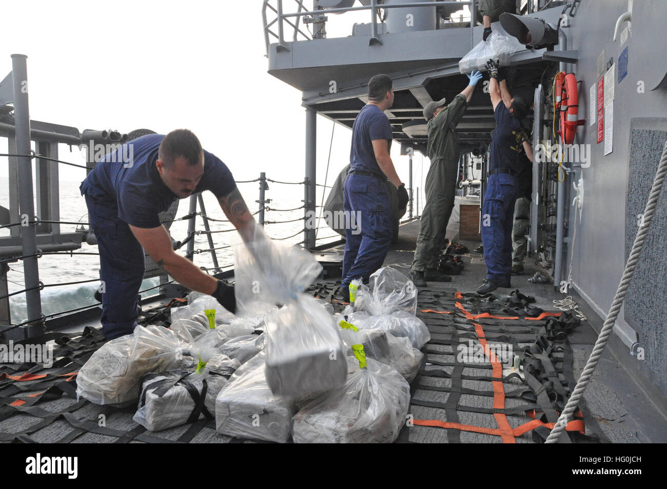 Karibik (15. September 2013) Personal von der US Coast Guard Law Enforcement-Abteilung an Bord geführte Raketen Fregatte USS Rentz (FFG 46) in Angriff genommen bereiten eine geschätzte $ 78 Millionen beschlagnahmte Kokain für die Übertragung an die US Coast Guard Cutter USCGC vorwärts (WMEC 911) aus einer Drogenrazzia machte am 16. Aug während Betrieb Martillo gegen grenzüberschreitende organisierte Kriminalität Operationen während in USA zugewiesen 4. Flotte. (Foto: U.S. Navy Lt. CMdR Corey Barker/freigegeben) 130915-N-IC228-001 beitreten das Gespräch http://www.navy.mil/viewGallery.asp http://www.facebook.com/USNavy http://www.twitter Stockfoto