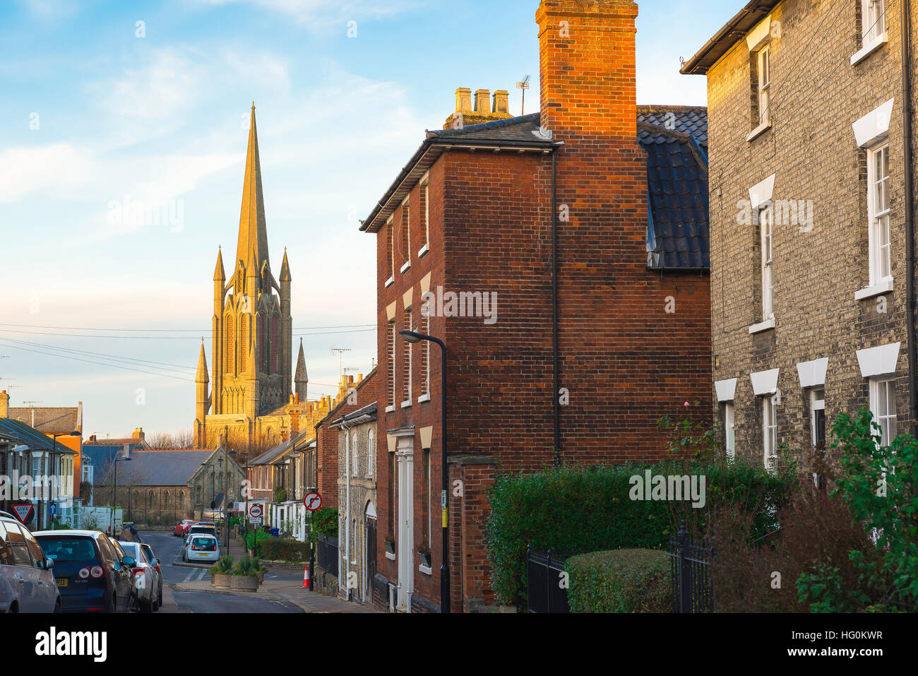 Viktorianische gotische Kirche, Blick auf die Pfarrkirche St. John the Evangelist in Well Street, Bury St Edmunds, Suffolk, Großbritannien. Stockfoto