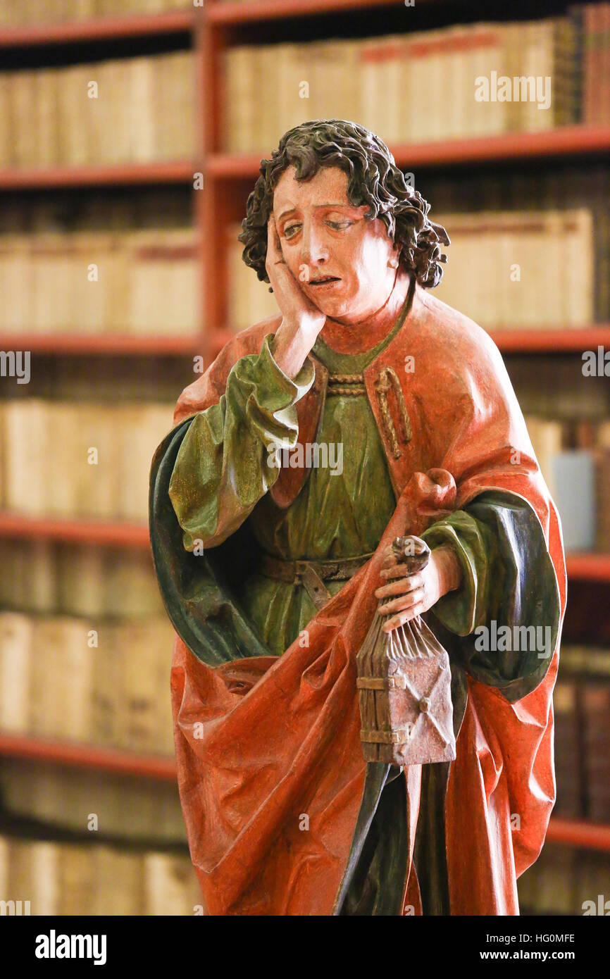 Statue des Hl. Johannes der Evangelist in der Bibliothek des Klosters Strahov, Prag, Tschechische Republik Stockfoto