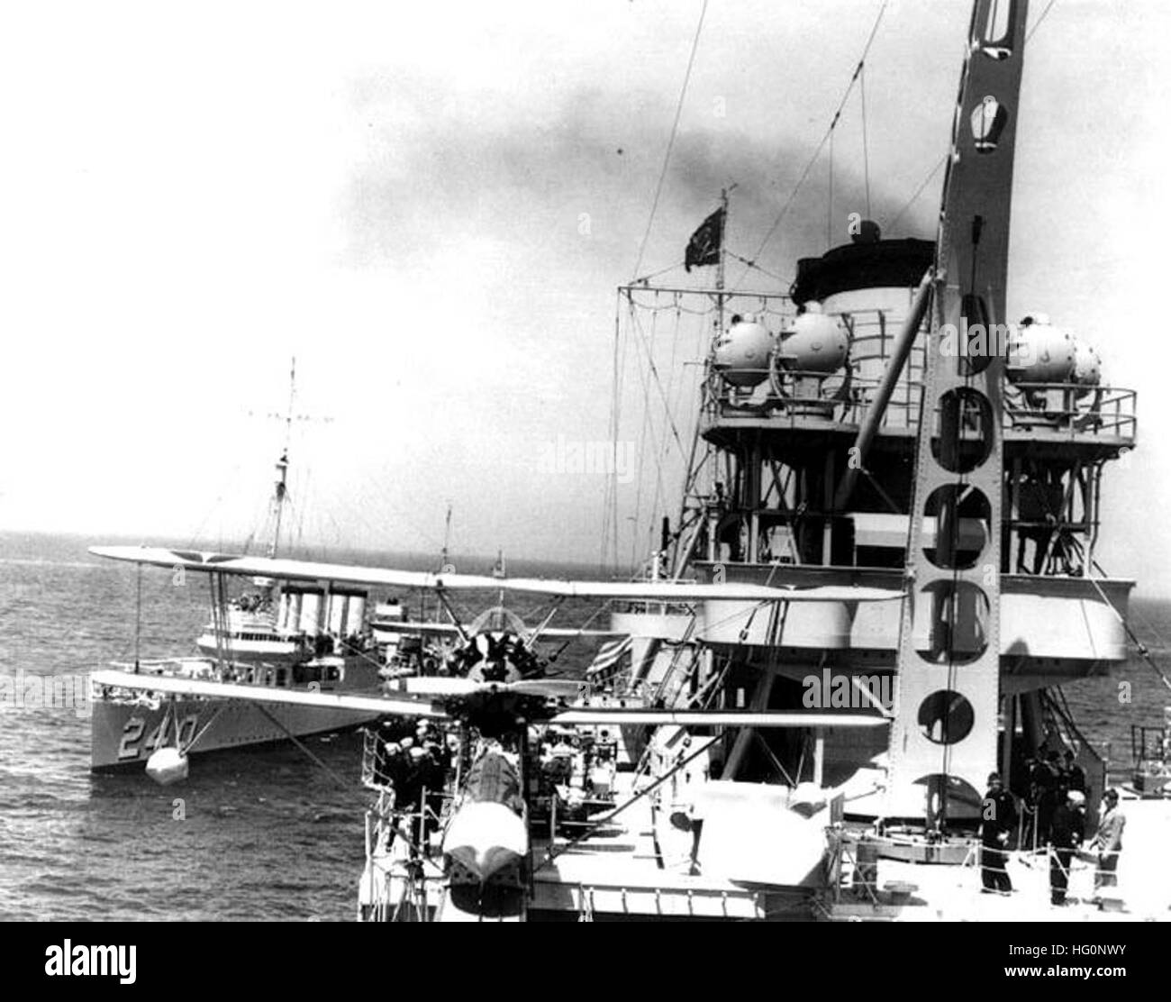 USS Sturtevant (DD-240) und USS Indianapolis (CA-35) Stockfoto