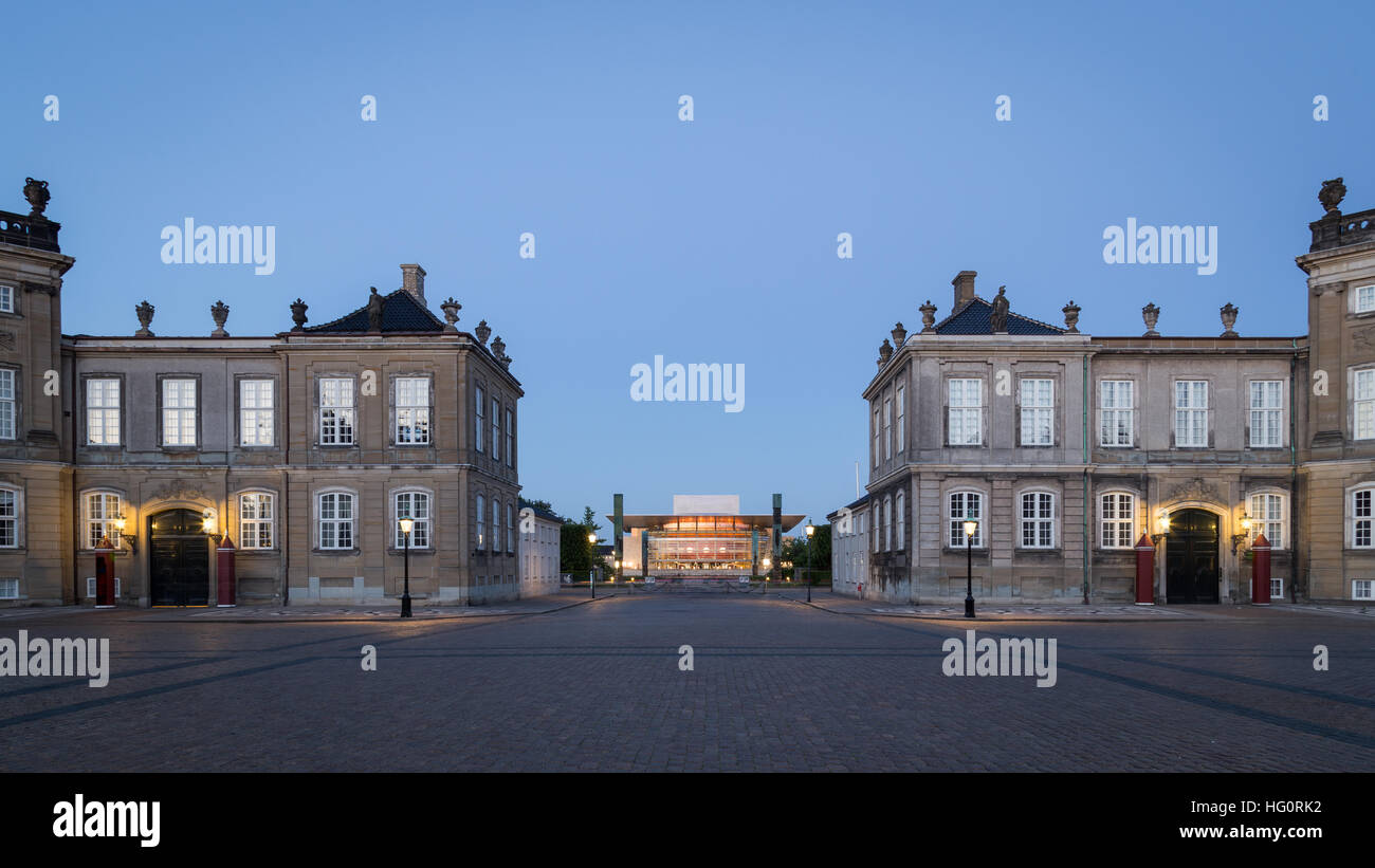 Kopenhagen, Dänemark - 5. Juni 2016: Abend-Fotografie von Schloss Amalienborg und die Oper im Hintergrund Stockfoto