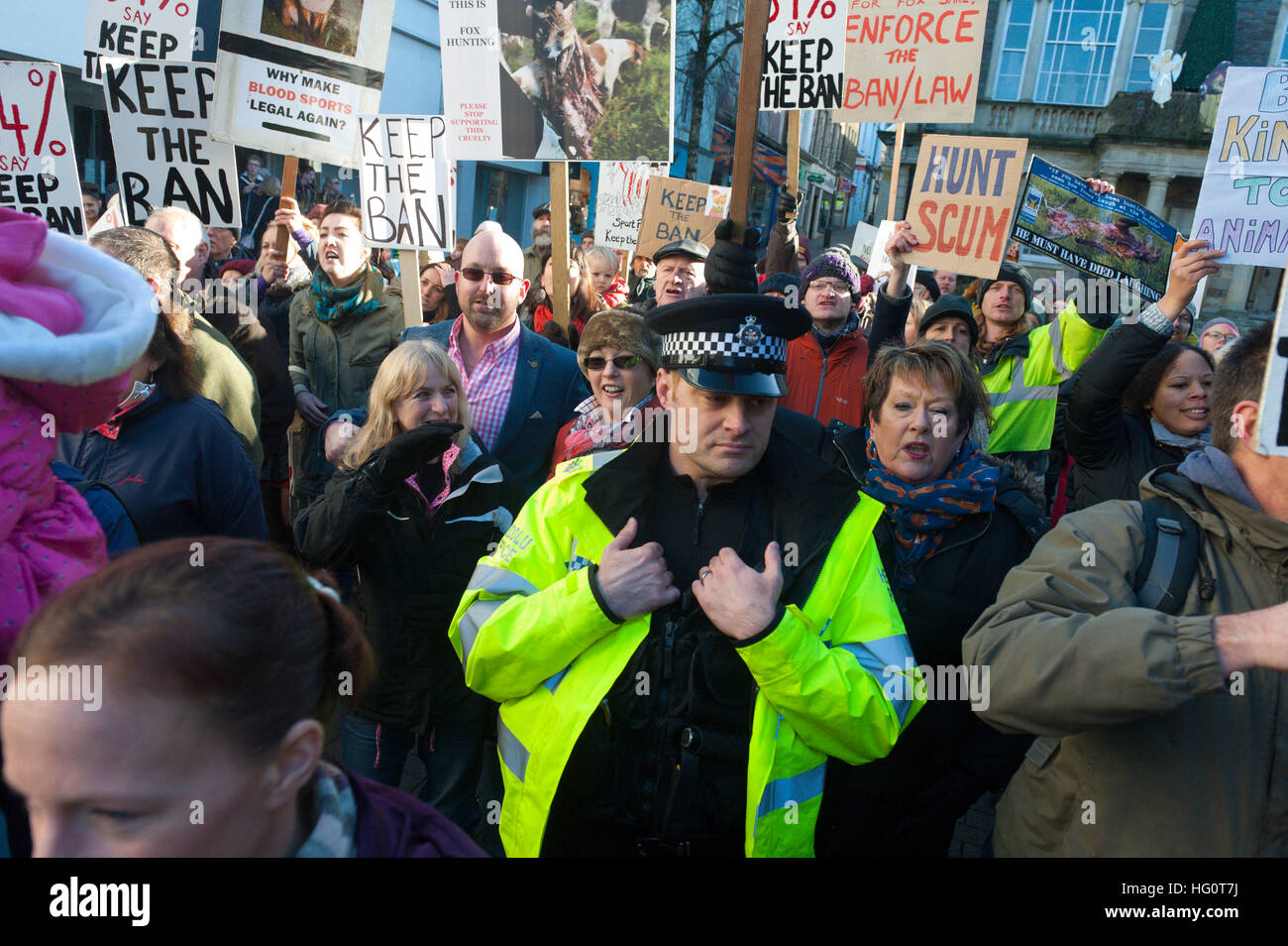 Carmarthen, Carmarthenshire, Wales, UK. 2. Januar 2016. Polizei Jagd Anhänger halten und Demonstranten auseinander zu jagen. Anti-Bloodsport Aktivisten versammeln sich in der walisischen Stadt Carmarthen, äußern ihre Wut über die fortgesetzte illegale Jagd mit Hunden - Jagd mit Hunden von The Hunting Act 2004 (c37) in 2004 ungültig gemacht wurde. Die Anti-Jagd-Protest erfolgt auf den Tag, an dem die Carmarthenshire Hunt haben sich entschieden, die parade durch die Stadt zu sammeln Geld und Unterstützung für ihre Blut-Sport. © Graham M. Lawrence/Alamy-Live-Nachrichten. Stockfoto