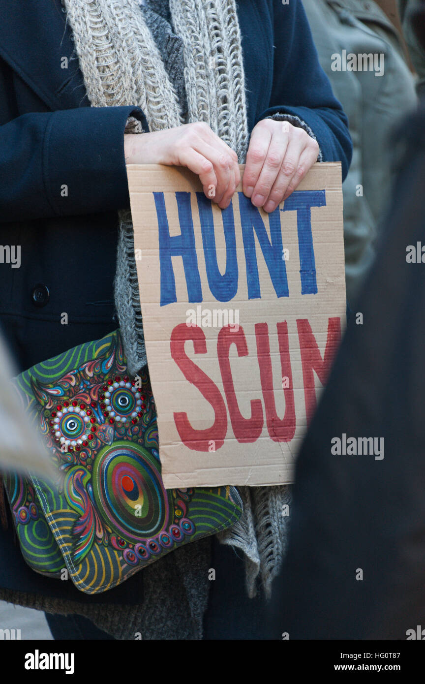 Carmarthen, Carmarthenshire, Wales, UK. 2. Januar 2016. Anti-Bloodsport Aktivisten versammeln sich in der walisischen Stadt Carmarthen, äußern ihre Wut über die fortgesetzte illegale Jagd mit Hunden - Jagd mit Hunden von The Hunting Act 2004 (c37) in 2004 ungültig gemacht wurde. Die Anti-Jagd-Protest erfolgt auf den Tag, an dem die Carmarthenshire Hunt haben sich entschieden, die parade durch die Stadt zu sammeln Geld und Unterstützung für ihre Blut-Sport. © Graham M. Lawrence/Alamy-Live-Nachrichten. Stockfoto