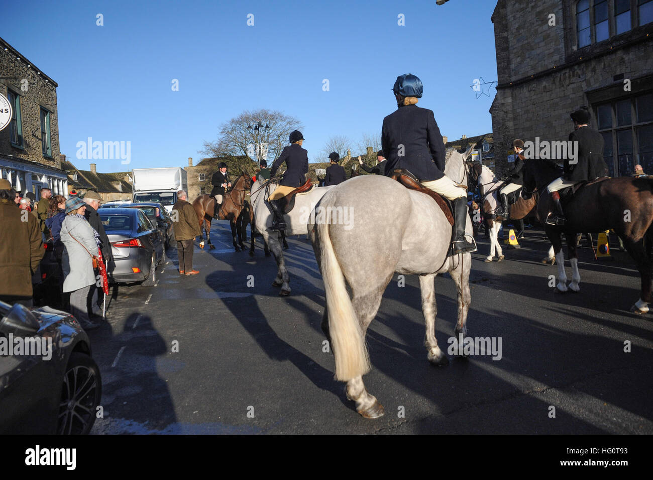 Stow-on-the-Wold, Oxfordshire, Vereinigtes Königreich. 2. Januar 2017. Mitglieder des Heythrop Hunt treffen Stow-On-The-Wold für ihre jährliche neue Jahre Tag Jagd gerecht zu werden. Rund hundert Menschen erwies sich als Zeuge der Spektakel Heythrop Hunt haben ihren jährlichen Feiertag Montag Neujahr treffen. Fahrer aller Altersgruppen reichte. © Desmond Brambley/Alamy Live-Nachrichten Stockfoto