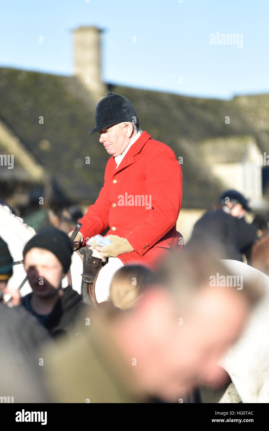 Stow-on-the-Wold, Oxfordshire, Vereinigtes Königreich. 2. Januar 2017. Mitglieder des Heythrop Hunt treffen Stow-On-The-Wold für ihre jährliche neue Jahre Tag Jagd gerecht zu werden. Rund hundert Menschen erwies sich als Zeuge der Spektakel Heythrop Hunt haben ihren jährlichen Feiertag Montag Neujahr treffen. Fahrer aller Altersgruppen reichte. © Desmond Brambley/Alamy Live-Nachrichten Stockfoto