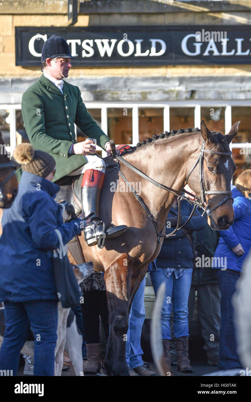 Stow-on-the-Wold, Oxfordshire, Vereinigtes Königreich. 2. Januar 2017. Mitglieder des Heythrop Hunt treffen Stow-On-The-Wold für ihre jährliche neue Jahre Tag Jagd gerecht zu werden. Rund hundert Menschen erwies sich als Zeuge der Spektakel Heythrop Hunt haben ihren jährlichen Feiertag Montag Neujahr treffen. Fahrer aller Altersgruppen reichte. © Desmond Brambley/Alamy Live-Nachrichten Stockfoto