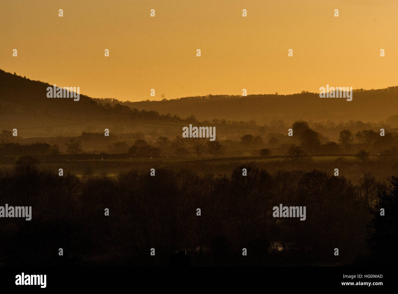 Leominster, UK. 2. Januar 2017. Nördlichen Herefordshire sah es ersten Sonnenuntergang 2017 heute nach New Years Day voll mit Duschen und Cloud. Blick nach Westen von der Stadt Norden Herefordshire in Leominster hier gesehen. © Jim Holz/Alamy Live-Nachrichten Stockfoto