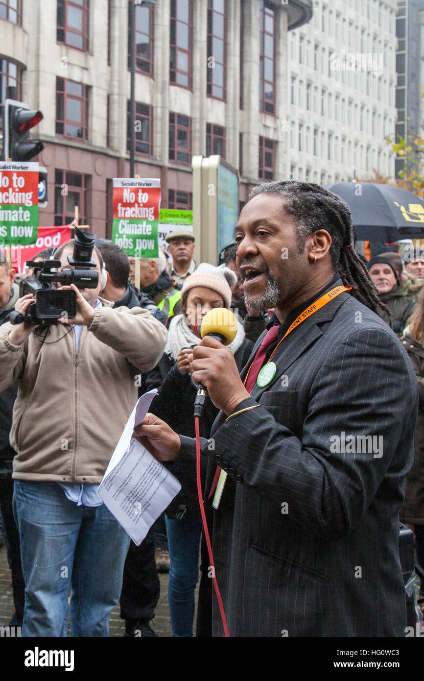 Manchester, UK 2. Januar 2017. Deyika Nzeribe, 50, die grüne Partei Kandidat für Manchesters Bürgermeisterwahlen für hat plötzlich an Herzversagen gestorben. Die grünen hofften die Fahrt an die Macht in Greater Manchester in den Mai-Wahlen und der Verlust von Nzeribe, die in der Regel grüne Vorschläge ausgestellt wurde ein riesiger Schock. Er verpflichtet, eine Kreislaufwirtschaft nach Manchester mit einem Schwerpunkt auf recycling und gesucht, eine alternative Kandidatur bringen Shale Gas Fracking, die Bürgermeisterwahlen Rasse distanzieren. Bildnachweis: MediaWorldImages/Alamy Live-Nachrichten Stockfoto