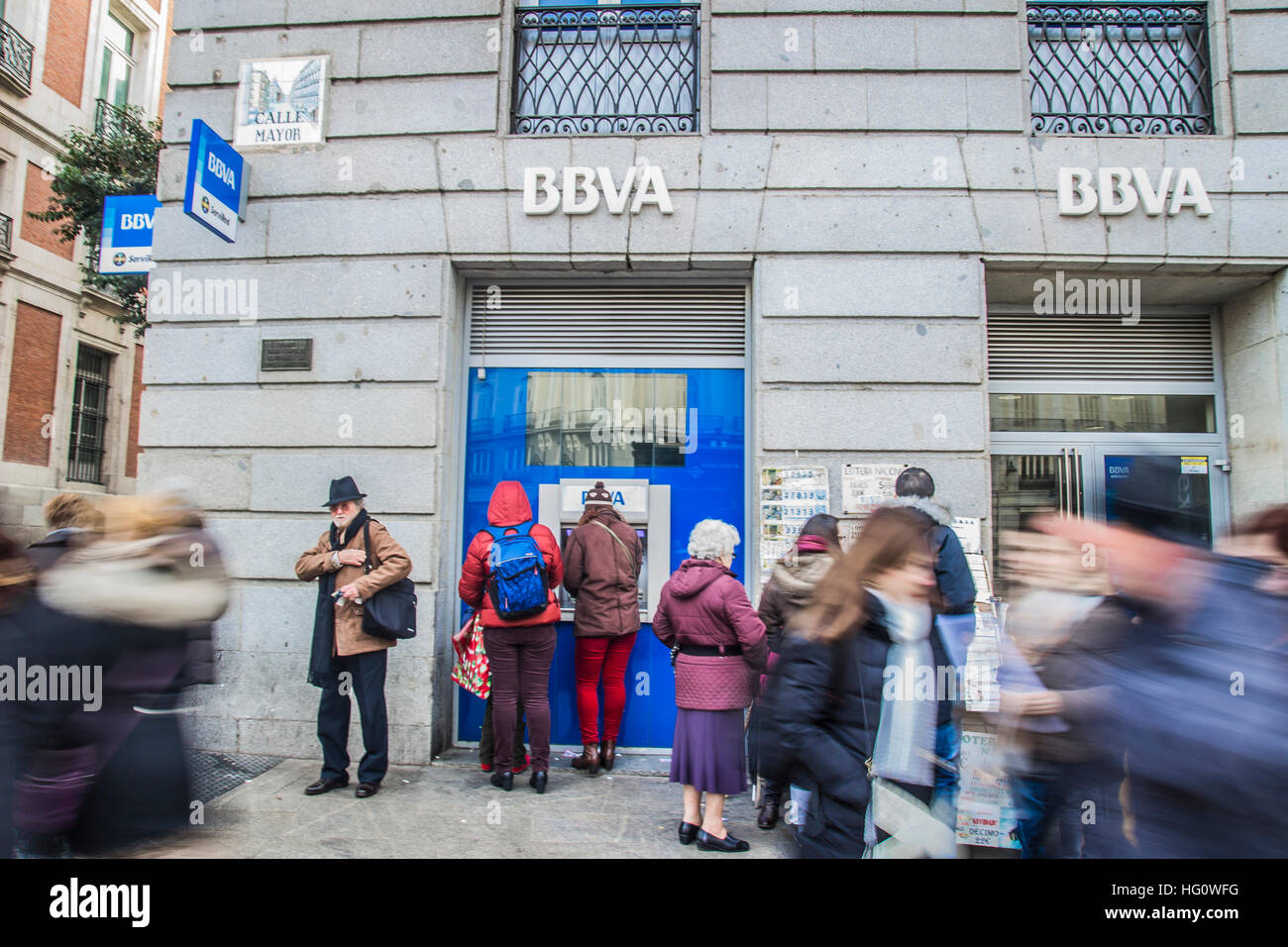 Madrid, Spanien. 2. Januar 2017. Der Stadtrat von Madrid befestigen die neuen Steuern für Cash Punkte Banken, die Steuern in Höhe von mehr als 750.000 Euro nach Gemeinde Kalkül sammeln würde. In der Bild-Menschen in der Kasse der Bank BBVA. Bildnachweis: Alberto Sibaja Ramírez/Alamy Live-Nachrichten Stockfoto