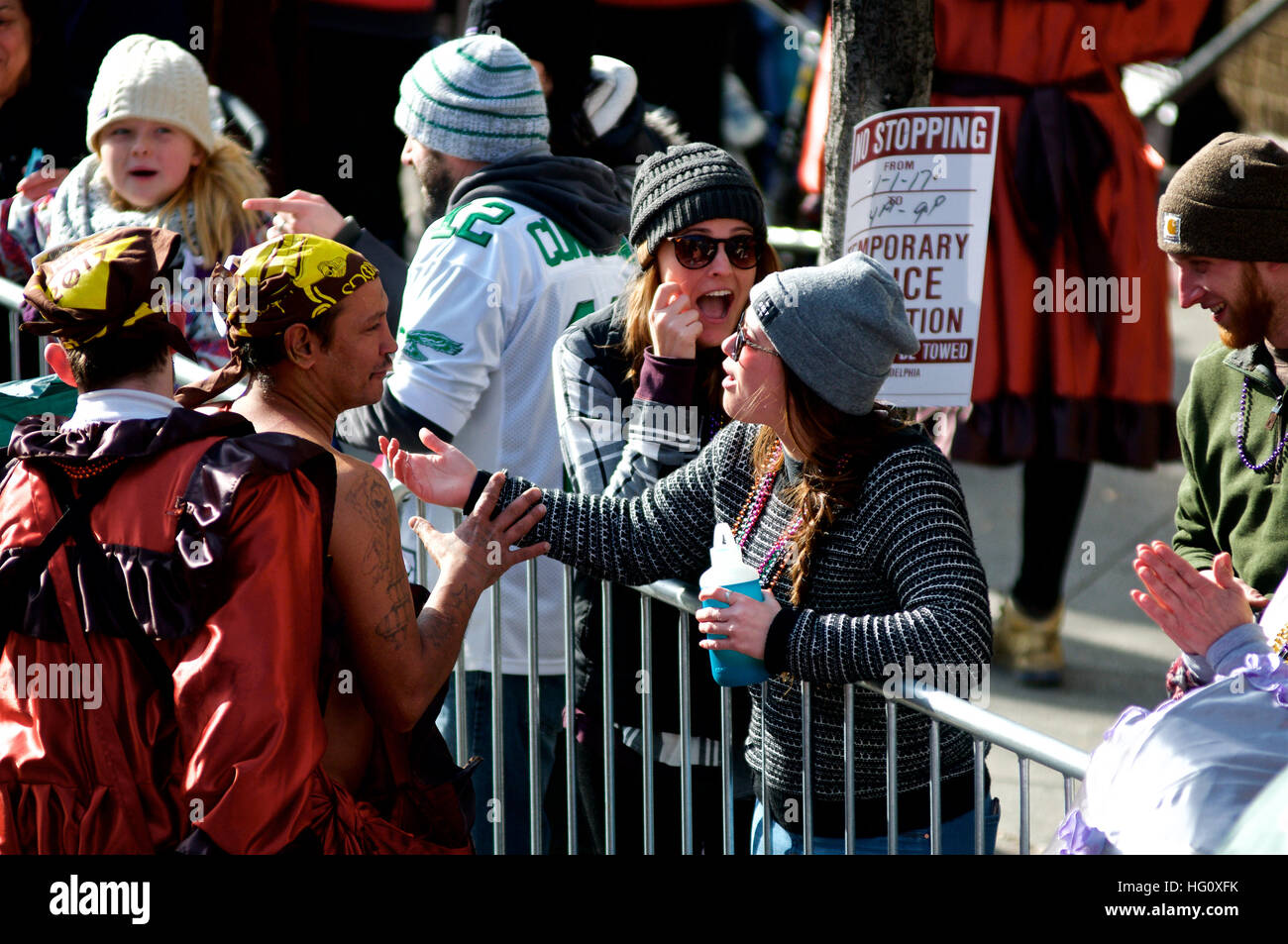 Philadelphia, Vereinigte Staaten von Amerika. 1. Januar 2017. Kukeri Federbein während der 117. jährliche Neujahrs Tag Mummers Parade in Philadelphia, PA, am 1. Januar 2017. © Bastiaan Slabbers/Alamy Live-Nachrichten Stockfoto