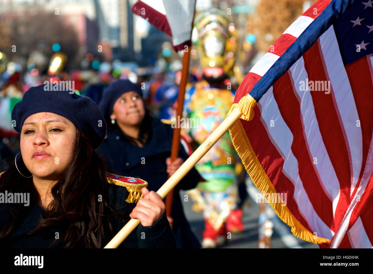 Philadelphia, Vereinigte Staaten von Amerika. 1. Januar 2017. Kukeri Federbein während der 117. jährliche Neujahrs Tag Mummers Parade in Philadelphia, PA, am 1. Januar 2017. © Bastiaan Slabbers/Alamy Live-Nachrichten Stockfoto