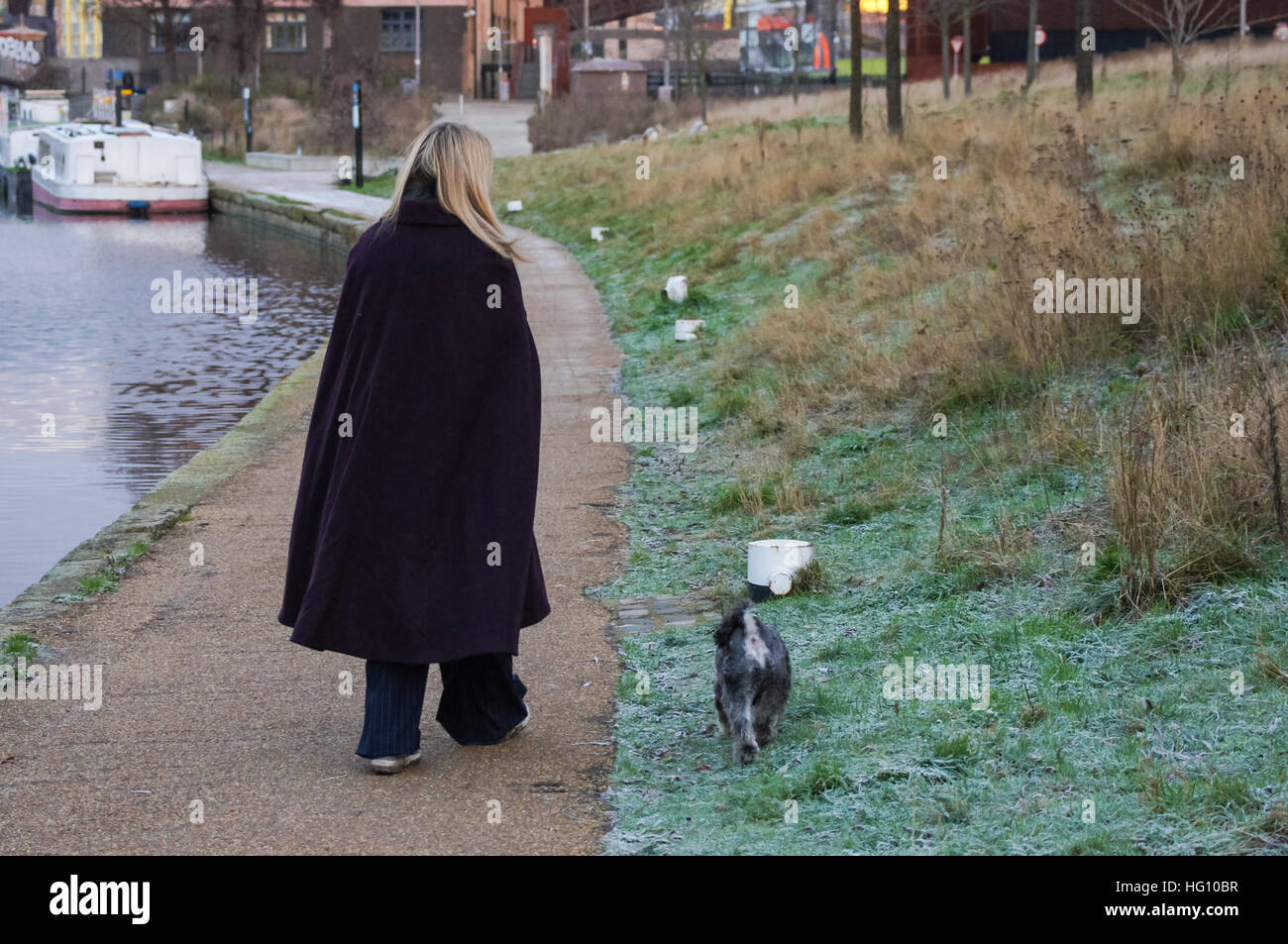 Eine Frau geht mit ihrem Hund in Hackney, London England United Kingdom UK Stockfoto