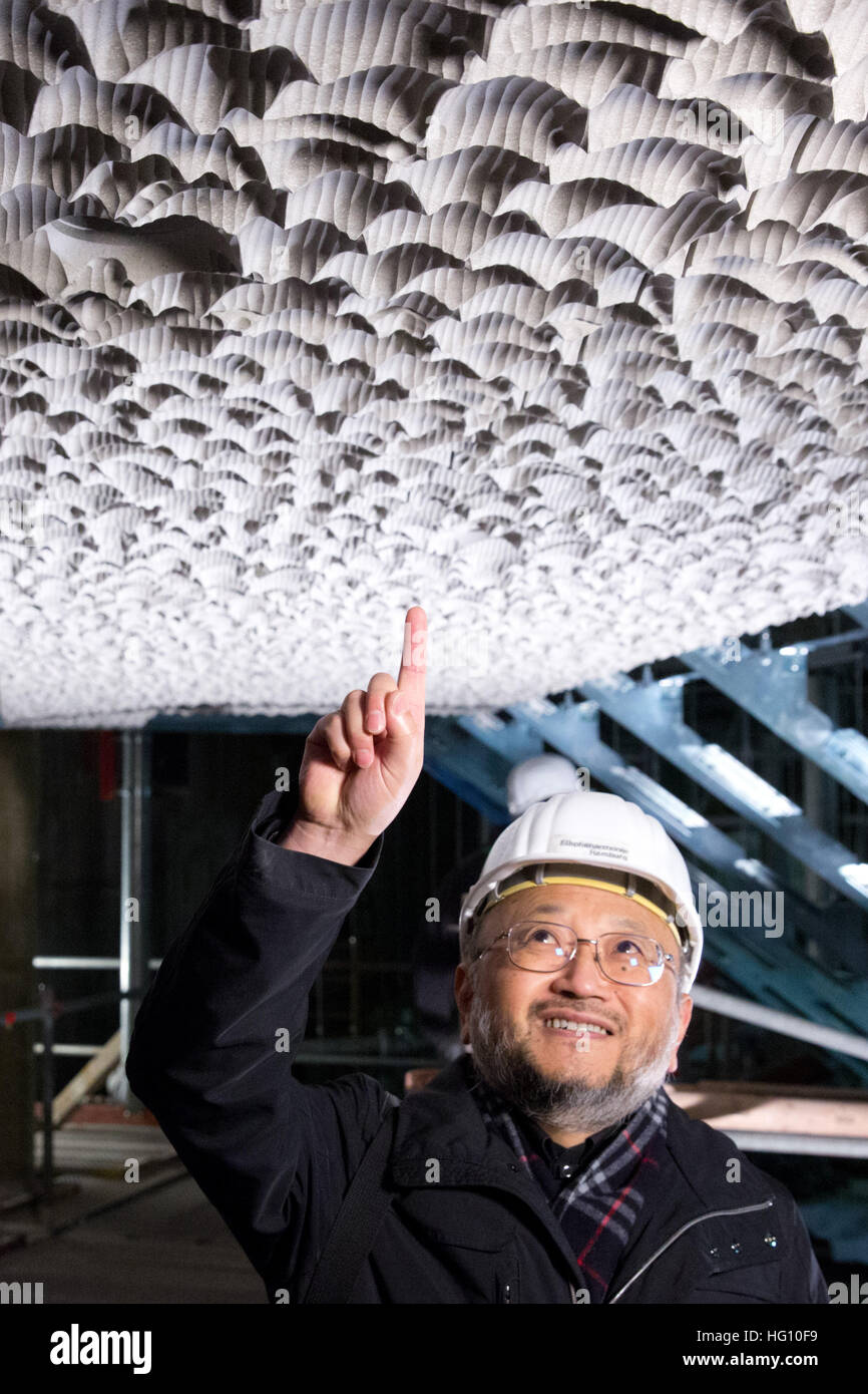 Archiv - Archivierung Bild datiert 20. Januar 2014 zeigt die Japaner akustische Ingenieur Yasuhisa Toyota auf einer erhöhten Plattform unterhalb der akustischen Innenverkleidung an der Decke der großen Halle in der Elbphilharmonie in Hamburg, Deutschland. Die Vertäfelungen, bekannt als die Halle "weiße Haut", bestehend aus 10.000 individuell geformte GFK-Platten für optimale akustische Wirkung entwickelt. Der Hansestadt Harbour City Concert Hall ist auf den 11. Januar 2017 eröffnet werden. Foto: Christian Charisius/dpa Stockfoto