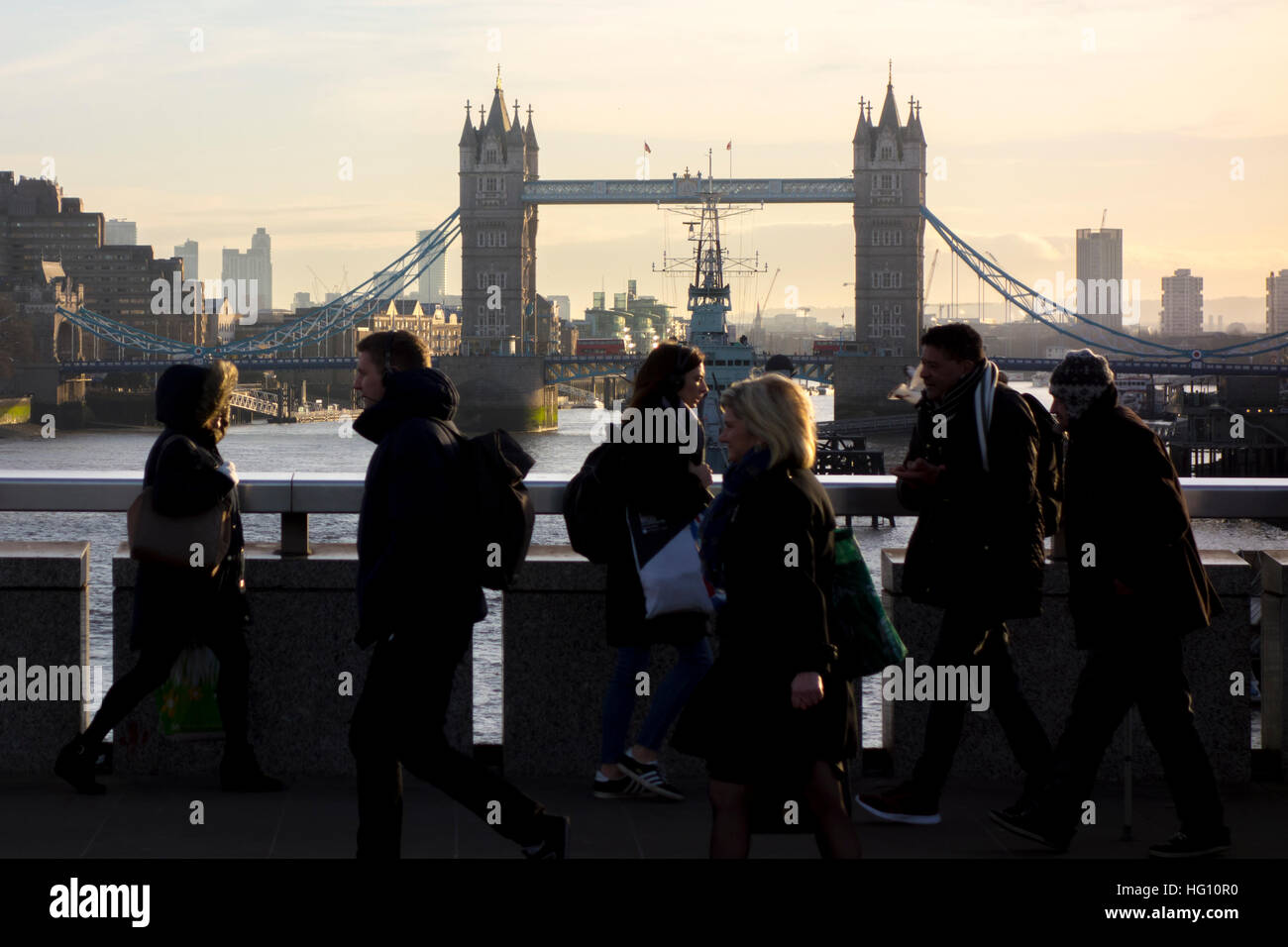 London, UK. 3. Januar 2017. Pendler in London Kopf zurück, um über London Bridge arbeiten heute Morgen nach der Pause für Weihnachten und Neujahr. © CAMimage/Alamy Live-Nachrichten Stockfoto
