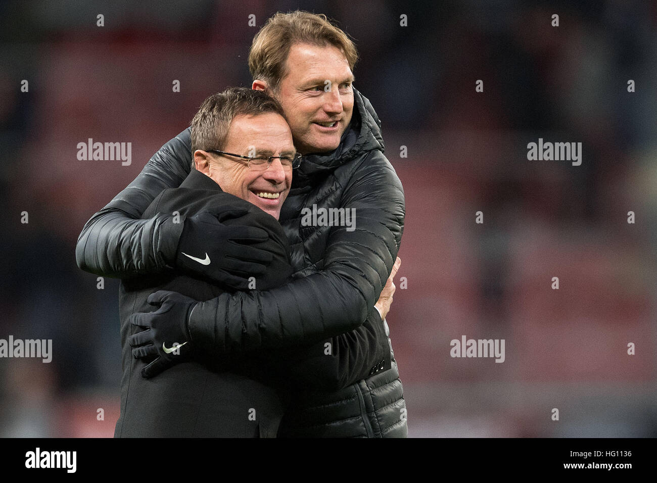 Leverkusen, Deutschland. 18. November 2016. Archiv - zeigt eine Archivierung Bild RB Leipzig Sport Direktor Ralf Rangnick (L) und Trainer Ralph Hasenhuettel während der deutschen Fußball-Bundesliga-Fußball zwischen RB Leipzig und Bayer Leverkusen in der Bay-Arena in Leverkusen, Deutschland, 18. November 2016 übereinstimmen. Foto: Marius Becker/Dpa/Alamy Live News Stockfoto