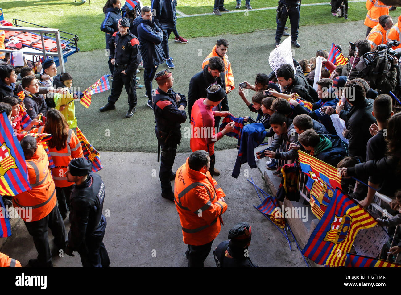 Barcelona, Spanien. 3. Januar 2017. Ter Stegen Unterzeichnung ein Hemd. FC Barcelona Mini Estadi. 3. Januar 2017. © VWPics/Alamy Live-Nachrichten Stockfoto