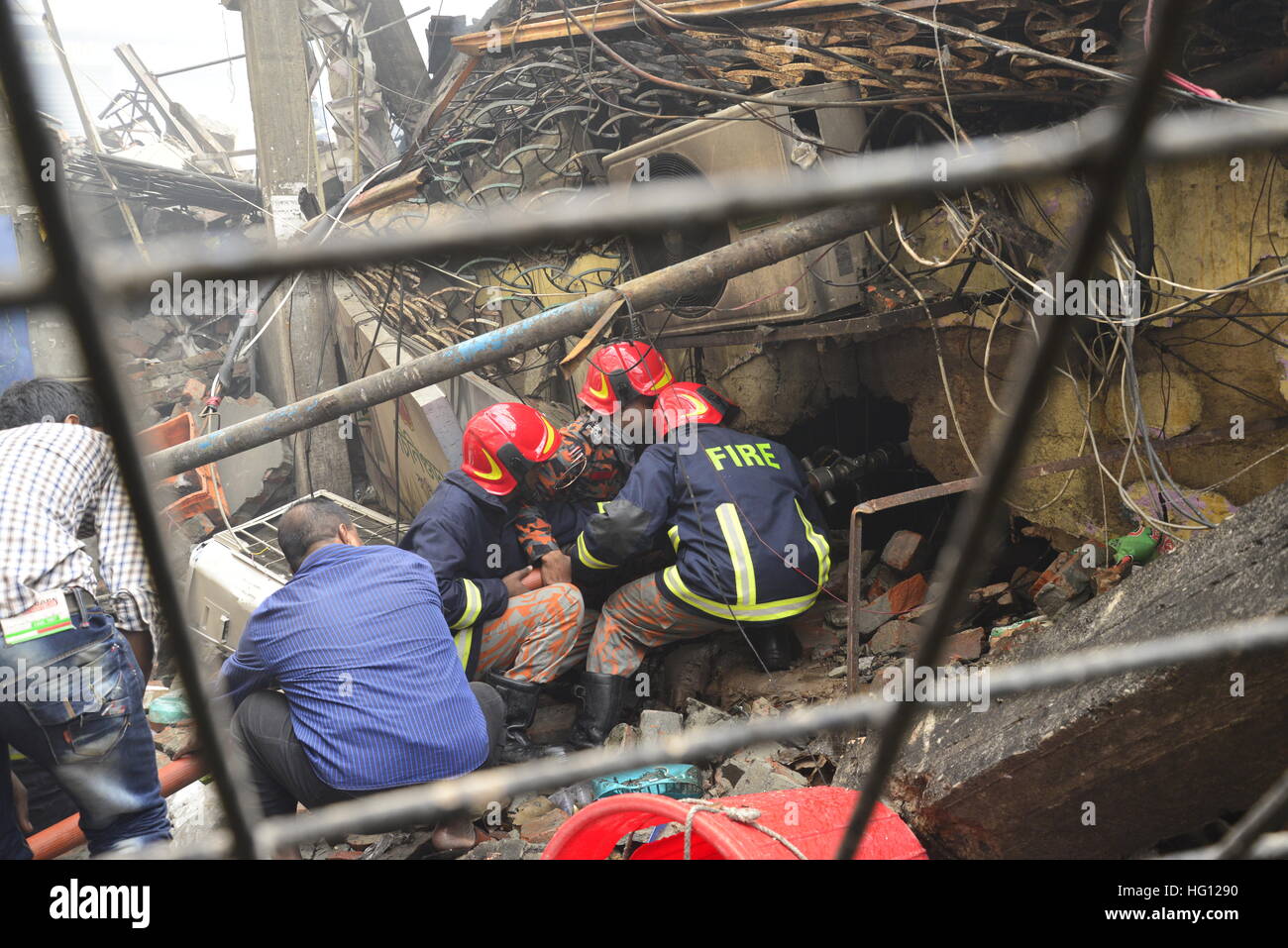 Dhaka, Bangladesch. 3. Januar 2017. Bangladeshi Feuerwehrleute versuchen, die Flamme zu begießen, nachdem ein Feuer in einem Markt in Gulshan, in Dhaka, Bangladesch brach. Ein Teil des zweistöckigen DCC Markt zusammengebrochen wie massive ein Feuer auf dem Markt in Gulshan-1 der Hauptstadt frühen Dienstag brach. Bildnachweis: Mamunur Rashid/Alamy Live-Nachrichten Stockfoto