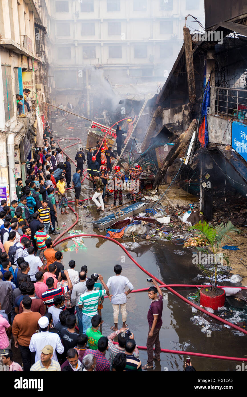 Dhaka, Bangladesch. 3. Januar 2017. Feuer brennt in Gulshan DCC Markt in Dhaka Bangladesch. Menschen beobachten, während die Feuerwehr das Feuer auslöschen wird. © Martijn Kruit/Alamy Live-Nachrichten Stockfoto