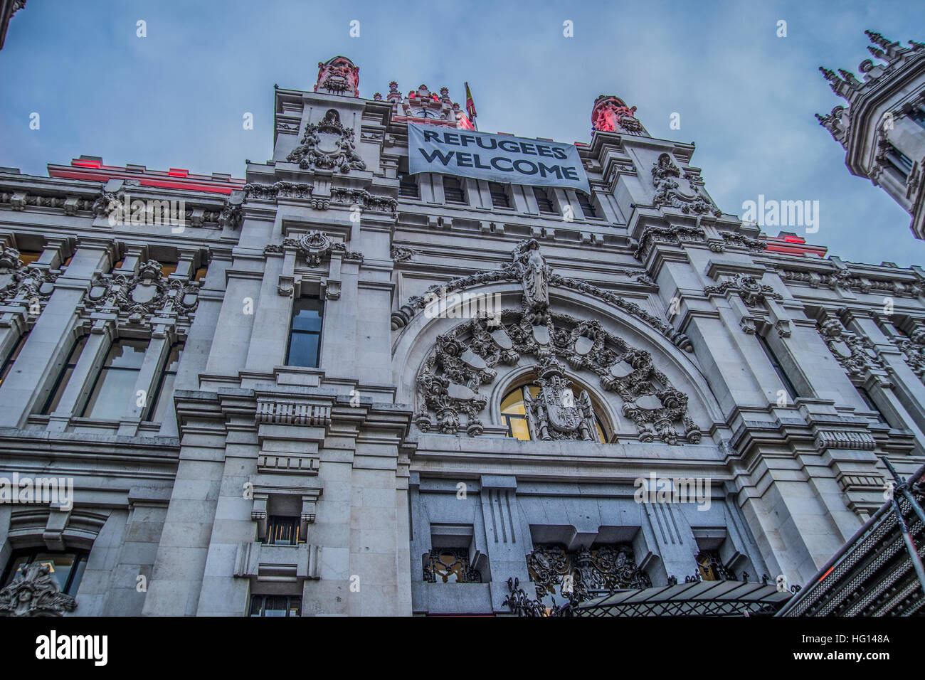 Madrid, Spanien. 3. Januar 2017. Jedes Gebäude des Stadtrates in Madrid arbeitet 100 % im Jahr 2017 mit erneuerbarer Energie. Wie Äolischen, solar und Hydraulik. Die Gebäude des Stadtrates in Madrid sind Schulen, Bibliotheken, Büros, Kulturzentren, Polizeistation, Feuerwehr, Dienst SAMUR Krankenwagen. Im Bild der Vorderseite der Kommunikation Palast ein emblematisches Gebäude der Stadtverwaltung von Madrid. © Alberto Sibaja Ramírez/Alamy Live-Nachrichten Stockfoto