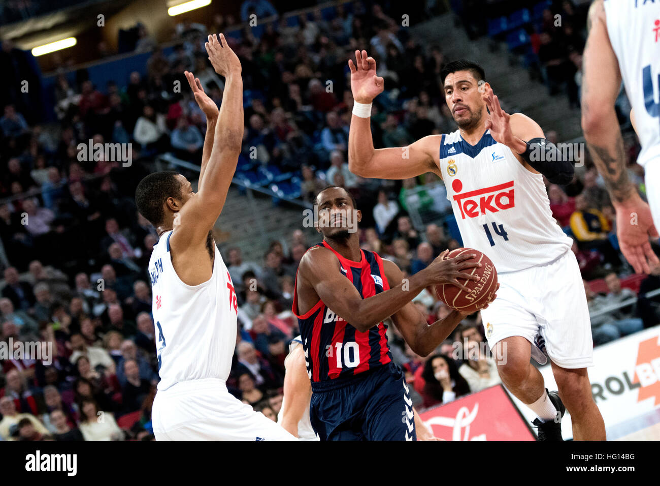 Vitoria, Spanien. 3. Januar 2017. Rodriguez Beaubois (Baskonia) in Aktion fallenden Gustavo Ayon (Real Madrid) und Anthony Randolph (Real Madrid) während der Basketball-Match der Saison 2016/2017 der spanischen Liga "Liga ACB' zwischen Saski Baskonia und Real Madrid im Fernando Buesa Arena Center am 3. Januar 2017 in Vitoria, Spanien. © David Gato/Alamy Live-Nachrichten Stockfoto