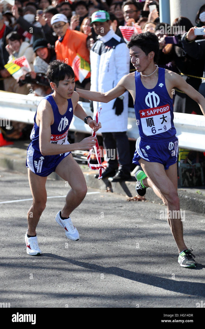 Kanagawa, Japan. 3. Januar 2017. (L, R) Naoya Sakuda, Kento Kikutani (Leichtathletik): Die 93. Hakone Ekiden, Tokyo-Hakone hin-und Rückfahrt College Ekiden Rennen, Tsurumi Relais legen in Kanagawa, Japan. © Jun Tsukida/AFLO SPORT/Alamy Live-Nachrichten Stockfoto