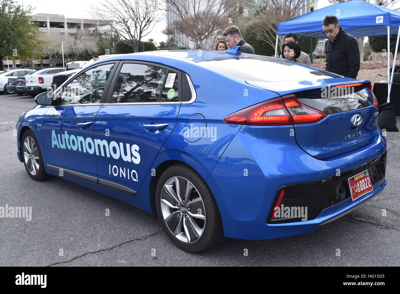 Las Vegas, Nevada, USA, 3. Januar 2017.  Hyundai präsentiert seine Ioniq autonomen Hybrid-Auto-Konzept, wie es die Straßen von Las Vegas als Teil der Pre-CES Medienveranstaltungen navigiert.  CES, die weltweit größte jährliche Verbraucher Elektronik Messe, läuft vom 5. bis 8. Januar und wird voraussichtlich verfügen über 3.800 Aussteller zeigen ihre neuesten Dienstleistungen und Produkte an mehr als 165.000 Besucher aus mehr als 150 Ländern.  John D. Ivanko/Alamy Live-Nachrichten Stockfoto