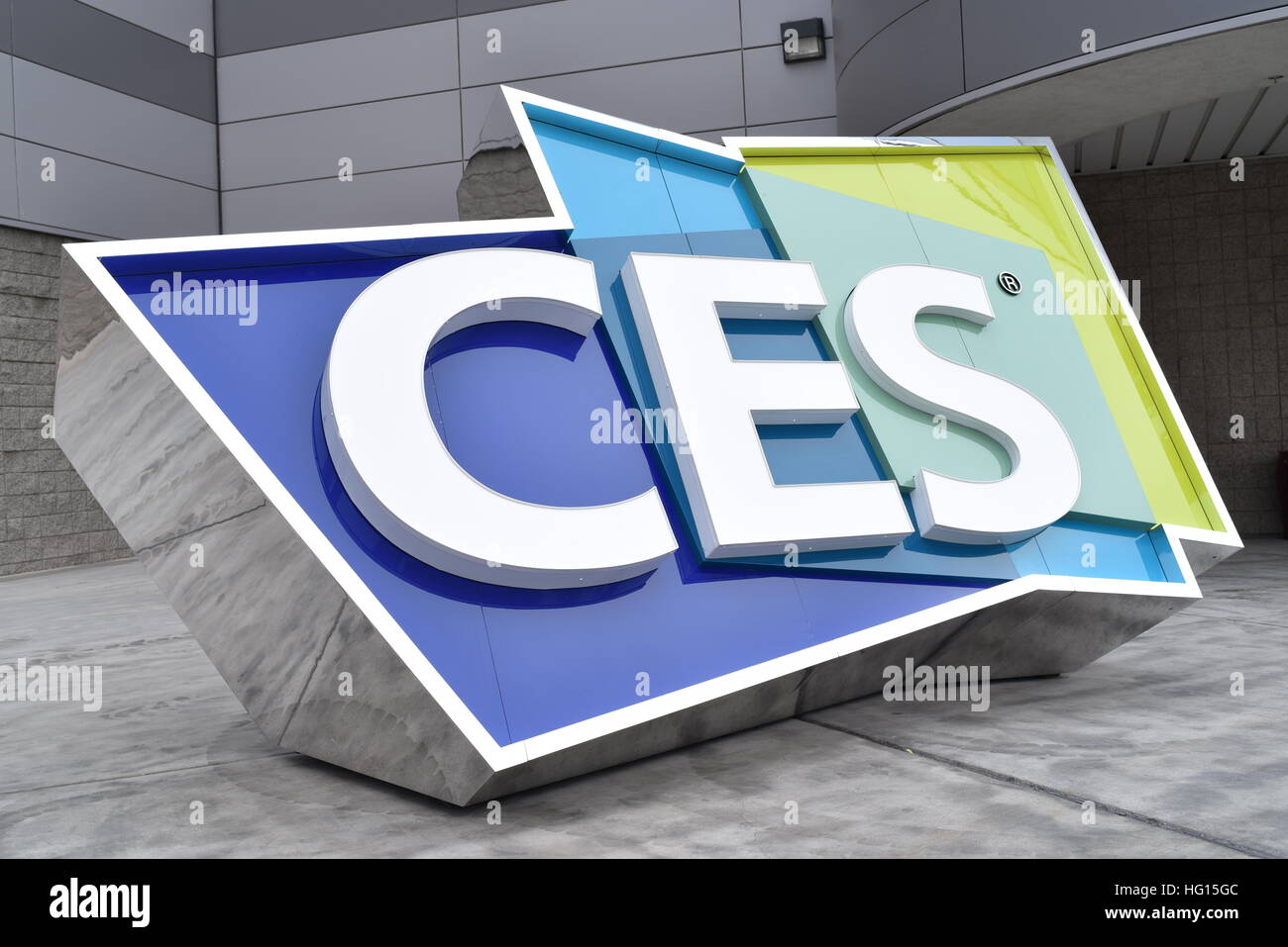 Las Vegas, Nevada, USA, 3. Januar 2017.  CES-Logo Cube Schild am Eingang des Las Vegas Convention Center. CES, die weltweit größte jährliche Verbraucher Elektronik Messe, läuft vom 5. bis 8. Januar und wird voraussichtlich verfügen über 3.800 Aussteller zeigen ihre neuesten Dienstleistungen und Produkte an mehr als 165.000 Besucher aus mehr als 150 Ländern.  John D. Ivanko/Alamy Live-Nachrichten Stockfoto