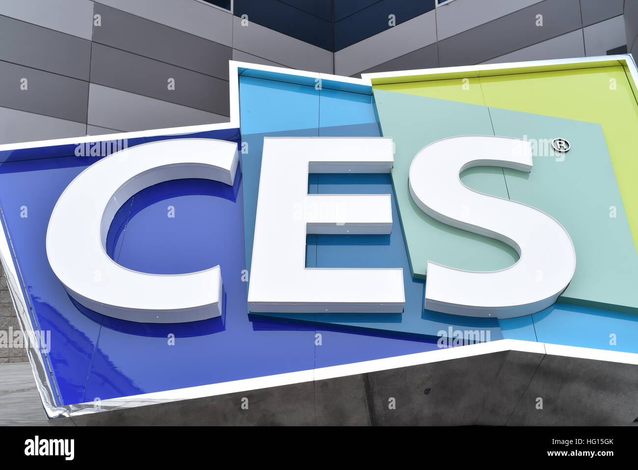 Las Vegas, Nevada, USA, 3. Januar 2017.  CES-Logo Cube Schild am Eingang des Las Vegas Convention Center. CES, die weltweit größte jährliche Verbraucher Elektronik Messe, läuft vom 5. bis 8. Januar und wird voraussichtlich verfügen über 3.800 Aussteller zeigen ihre neuesten Dienstleistungen und Produkte an mehr als 165.000 Besucher aus mehr als 150 Ländern.  John D. Ivanko/Alamy Live-Nachrichten Stockfoto