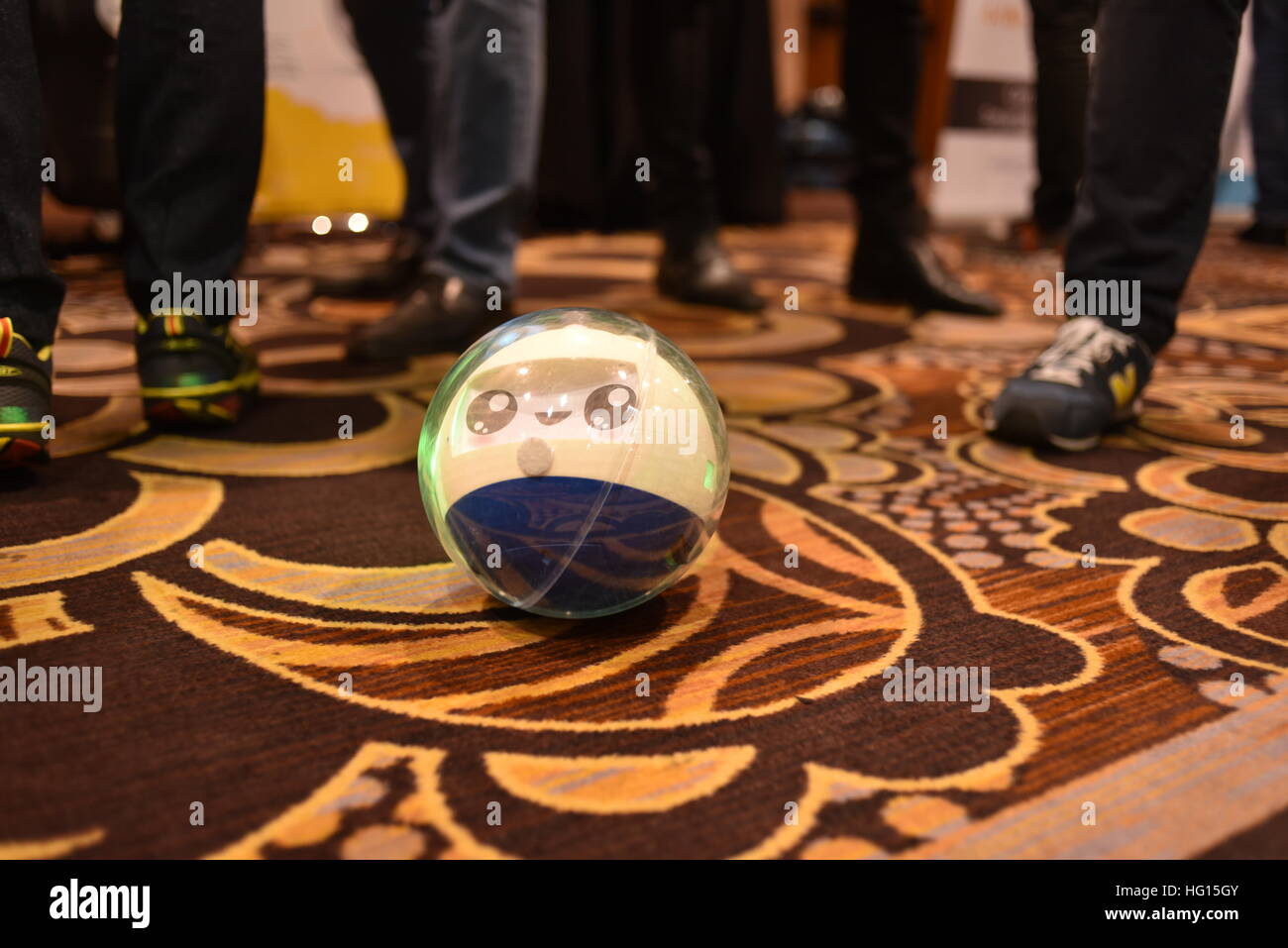 Las Vegas, Nevada, USA, 2. Januar 2017.  Menschen zu sehen, den interaktiven Roboter Leka, konzipiert für Kinder mit besonderen Bedürfnissen am Leka Smart Toys Stand während "CES enthüllt," ein Medienvorschau Ereignis für die CES (Consumer Electronics Show). CES, die weltweit größte jährliche Verbraucher Elektronik Messe, läuft vom 5. bis 8. Januar und wird voraussichtlich verfügen über 3.800 Aussteller zeigen ihre neuesten Dienstleistungen und Produkte an mehr als 165.000 Besucher aus mehr als 150 Ländern.  John D. Ivanko/Alamy Live-Nachrichten Stockfoto