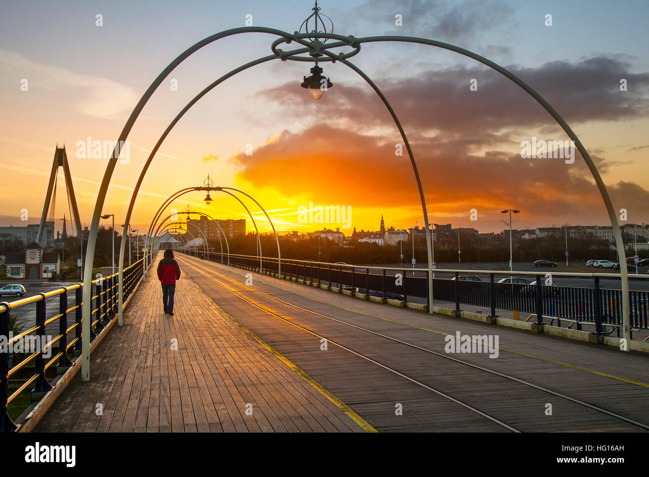 Southport, Merseyside, UK. 4. Januar 2017 UK Wetter. Helle, sonnige Start aber kälter Drehen mit Sonnenschein an der Westküste als Wanderer auf den Erholungsorten Pier in England einige Brisk morgen Übung führt. Southport Pier ist ein Denkmalgeschütztes Gebäude in Southport, Merseyside, England. Bei 1.216 Yards (1.112 m) Es ist der zweite am längsten in Großbritannien nach Southend. Credit: MediaWorldImages/Alamy leben Nachrichten Stockfoto