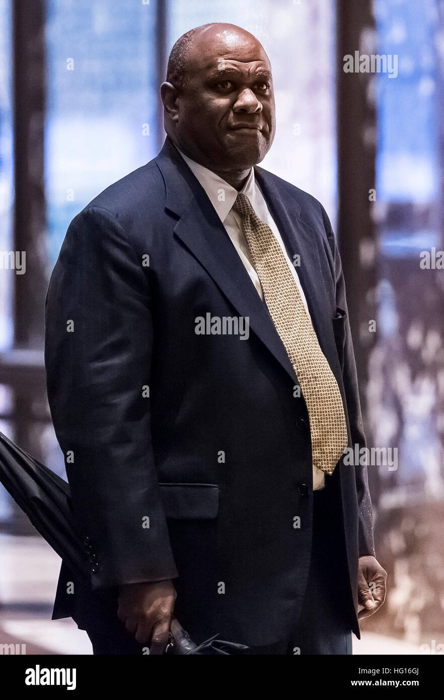 Lockheed Martin Senior Vice Präsident Leo S. Mackay Jr. ist in der Lobby des Trump Tower in New York am 3. Januar 2017 gesehen. -KEIN Draht-SERVICE - Foto: Albin Lohr-Jones/Consolidated/Pool/dpa Stockfoto