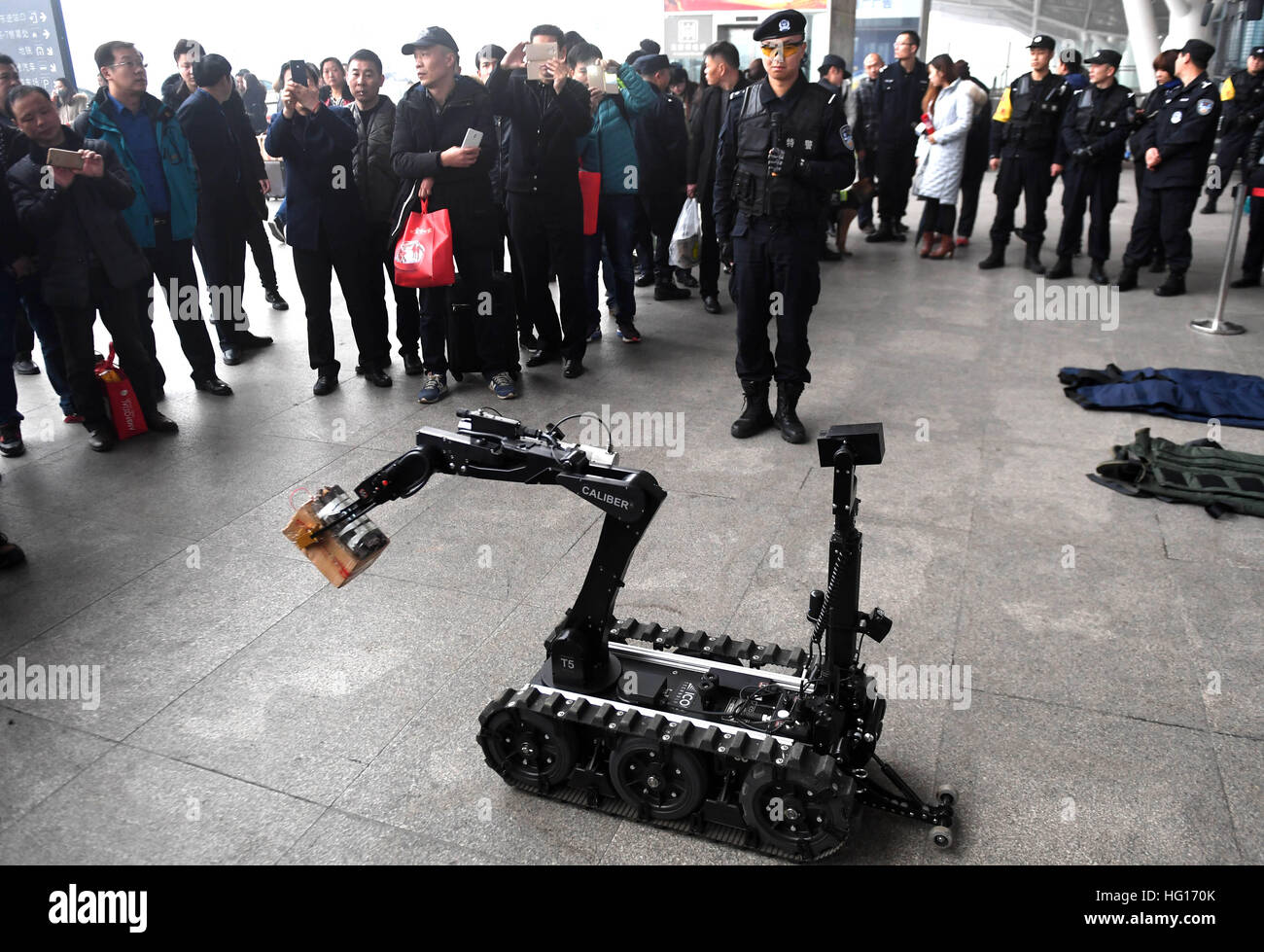 Wuhan, China Hubei Provinz. 4. Januar 2017. Menschen werden durch ein EOD Roboter während einem Tag der offenen Tür Veranstaltung von lokalen Eisenbahn Polizei am Bahnhof Wuhan, Hubei Provinz Zentral-China, 4. Januar 2017 angezogen. © Cheng Min/Xinhua/Alamy Live-Nachrichten Stockfoto