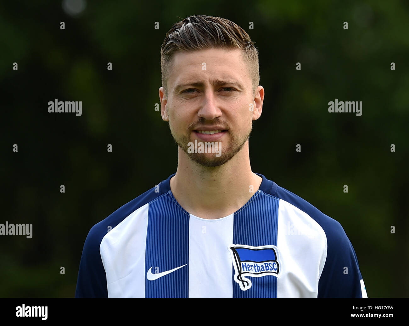 Datei - eine Datei Bild vom 12. Juli 2016 zeigt Jens Hegeler während eines Fotoshootings für Hertha BSC für die Saison 2016/17 in Berlin, Deutschland. Jens Hegeler verlässt deutschen Bundesligisten Hertha BSC für englische 2. Liga team Bristol City. Foto: Britta Pedersen/Dpa-Zentralbild/dpa Stockfoto