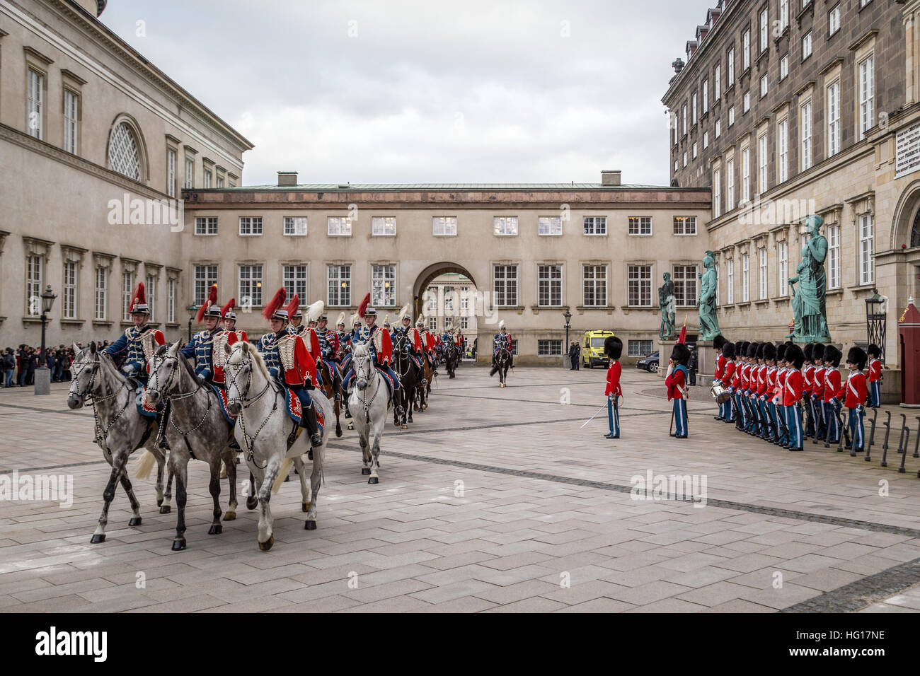 Kopenhagen, Dänemark - 4. Januar 2017: Neujahr Traditionsveranstaltung. Die Garde-Husaren-Regiment und königlichen Wachen eskortieren Königin Margrethe in einer 24-Karat goldene Kutsche vom Schloss Christiansborg, Schloss Amalienborg vorbereiten Stockfoto