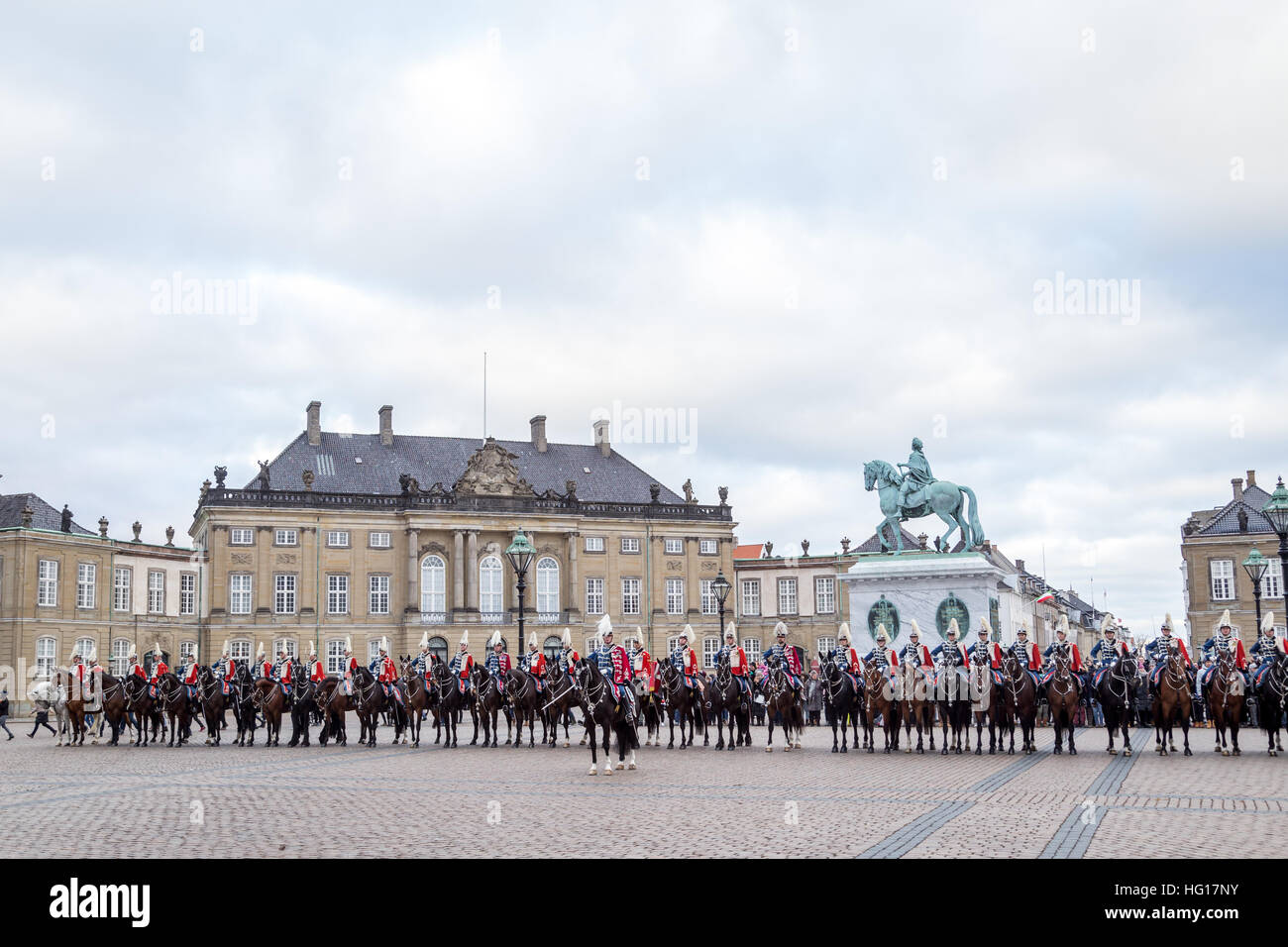 Kopenhagen, Dänemark - 4. Januar 2017: Neujahr Traditionsveranstaltung. Das Wachregiment Husaren auf Schloss Amalienborg nach Königin Margrethe in ihrer 24-Karat Gold Coachfrom Schloss Christiansborg begleitet haben Stockfoto