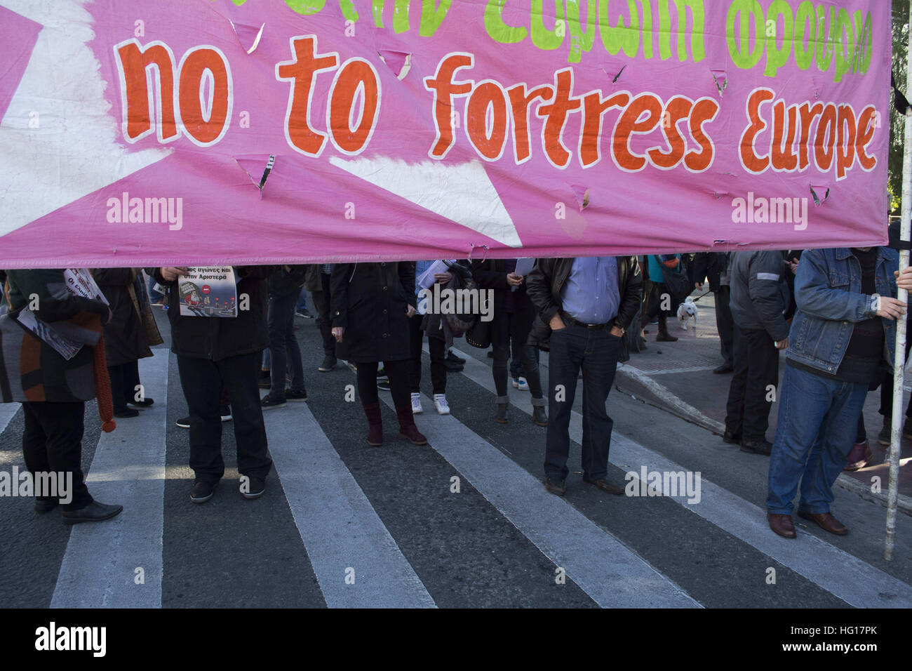 Athen, Griechenland. 4. Januar 2017. Linke März protestieren in Solidarität mit Aktivisten Mikel Zuloaga und Begona Huarte, spanische Bürger baskischen Ursprungs, die in den Hafen von Igoumenitsa, Griechenland für acht Flüchtlingshilfe, versteckt in ihrem Wohnmobil am 28. Dezember 2016 verhaftet wurden erreichen ihre Baskenland. Bildnachweis: ZUMA Press, Inc./Alamy Live-Nachrichten Stockfoto