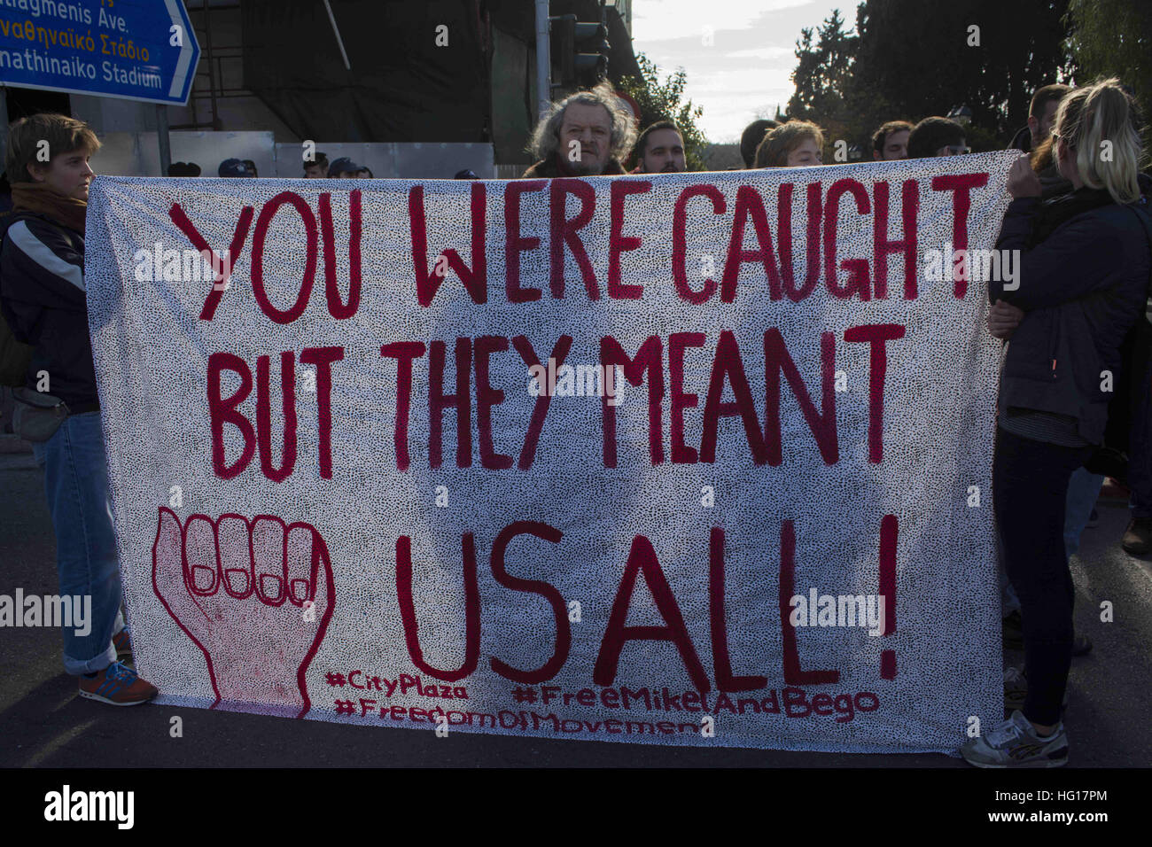 Athen, Griechenland. 4. Januar 2017. Linke März protestieren in Solidarität mit Aktivisten Mikel Zuloaga und Begona Huarte, spanische Bürger baskischen Ursprungs, die in den Hafen von Igoumenitsa, Griechenland für acht Flüchtlingshilfe, versteckt in ihrem Wohnmobil am 28. Dezember 2016 verhaftet wurden erreichen ihre Baskenland. Bildnachweis: ZUMA Press, Inc./Alamy Live-Nachrichten Stockfoto
