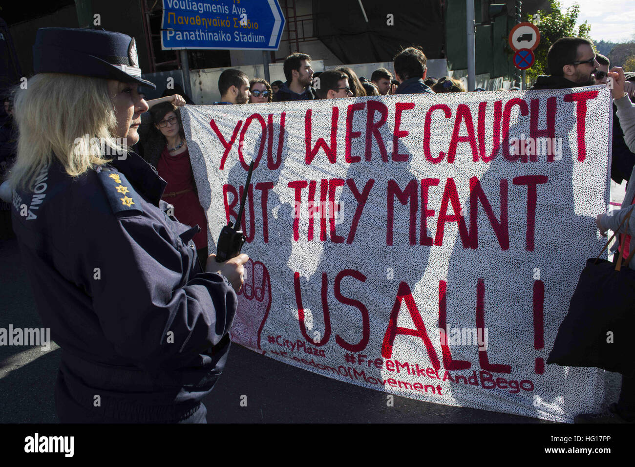 Athen, Griechenland. 4. Januar 2017. Linke März protestieren in Solidarität mit Aktivisten Mikel Zuloaga und Begona Huarte, spanische Bürger baskischen Ursprungs, die in den Hafen von Igoumenitsa, Griechenland für acht Flüchtlingshilfe, versteckt in ihrem Wohnmobil am 28. Dezember 2016 verhaftet wurden erreichen ihre Baskenland. Bildnachweis: ZUMA Press, Inc./Alamy Live-Nachrichten Stockfoto