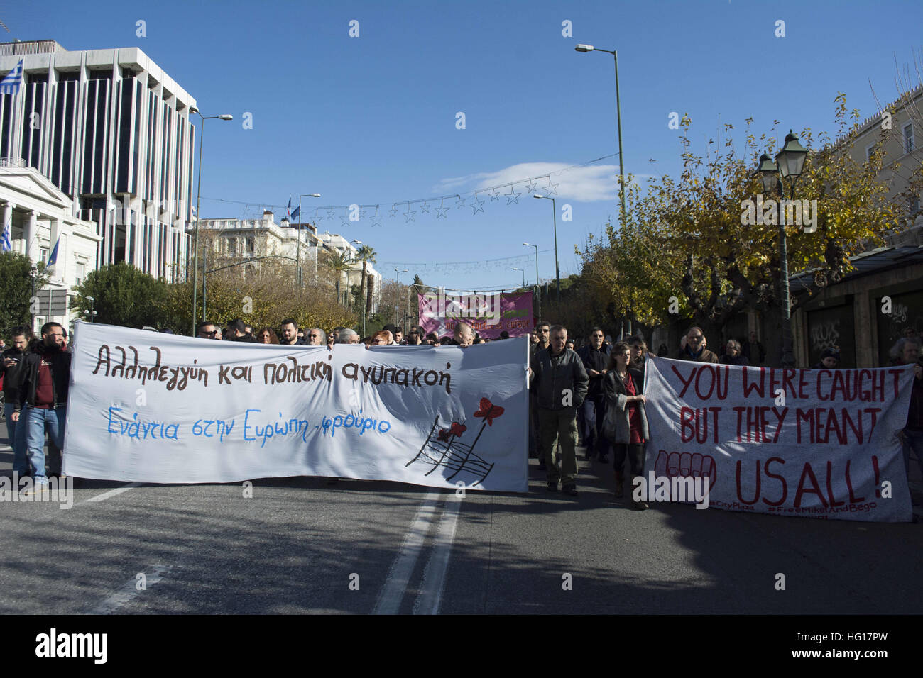 Athen, Griechenland. 4. Januar 2017. Linke März protestieren in Solidarität mit Aktivisten Mikel Zuloaga und Begona Huarte, spanische Bürger baskischen Ursprungs, die in den Hafen von Igoumenitsa, Griechenland für acht Flüchtlingshilfe, versteckt in ihrem Wohnmobil am 28. Dezember 2016 verhaftet wurden erreichen ihre Baskenland. Bildnachweis: ZUMA Press, Inc./Alamy Live-Nachrichten Stockfoto